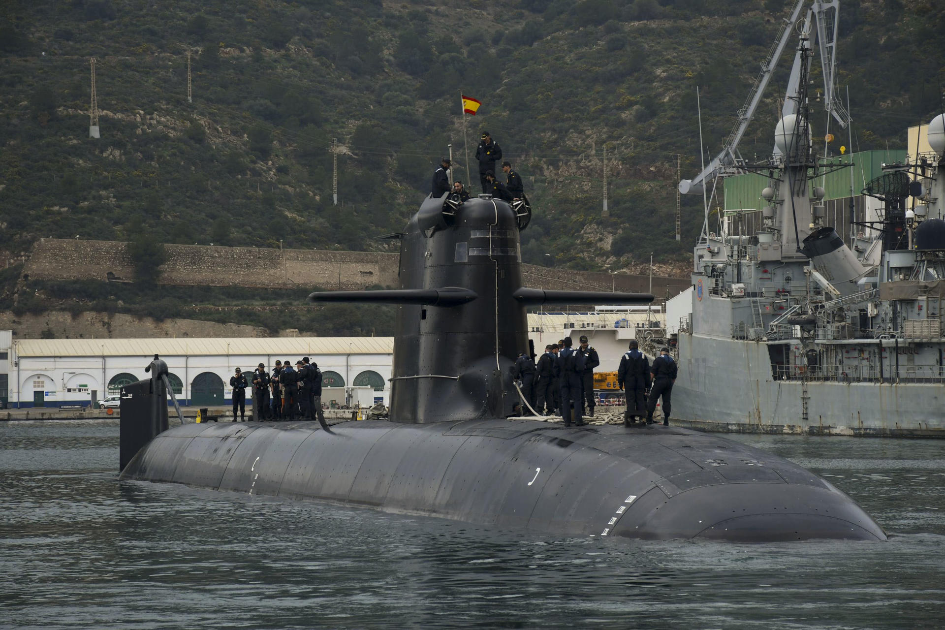 El submarino S-81 Isaac Pera ha comenzado este sábado su primera navegación nacional desde el Arsenal de Cartagena, en una jornada histórica para la Armada. Al mando del capitán de corbeta Manuel Corral Iranzo, el submarino marca un hito en la modernización de la flota naval española. Esta nueva fase sigue a un intenso programa de pruebas y adiestramiento que ha involucrado durante el último año a su dotación, formada por 49 hombres y 5 mujeres, quienes han trabajado con dedicación para garantizar la operatividad de este buque de última tecnología.EFE/ Ministerio de Defensa ***SOLO USO EDITORIAL/SOLO DISPONIBLE PARA ILUSTRAR LA NOTICIA QUE ACOMPAÑA (CRÉDITO OBLIGATORIO)***