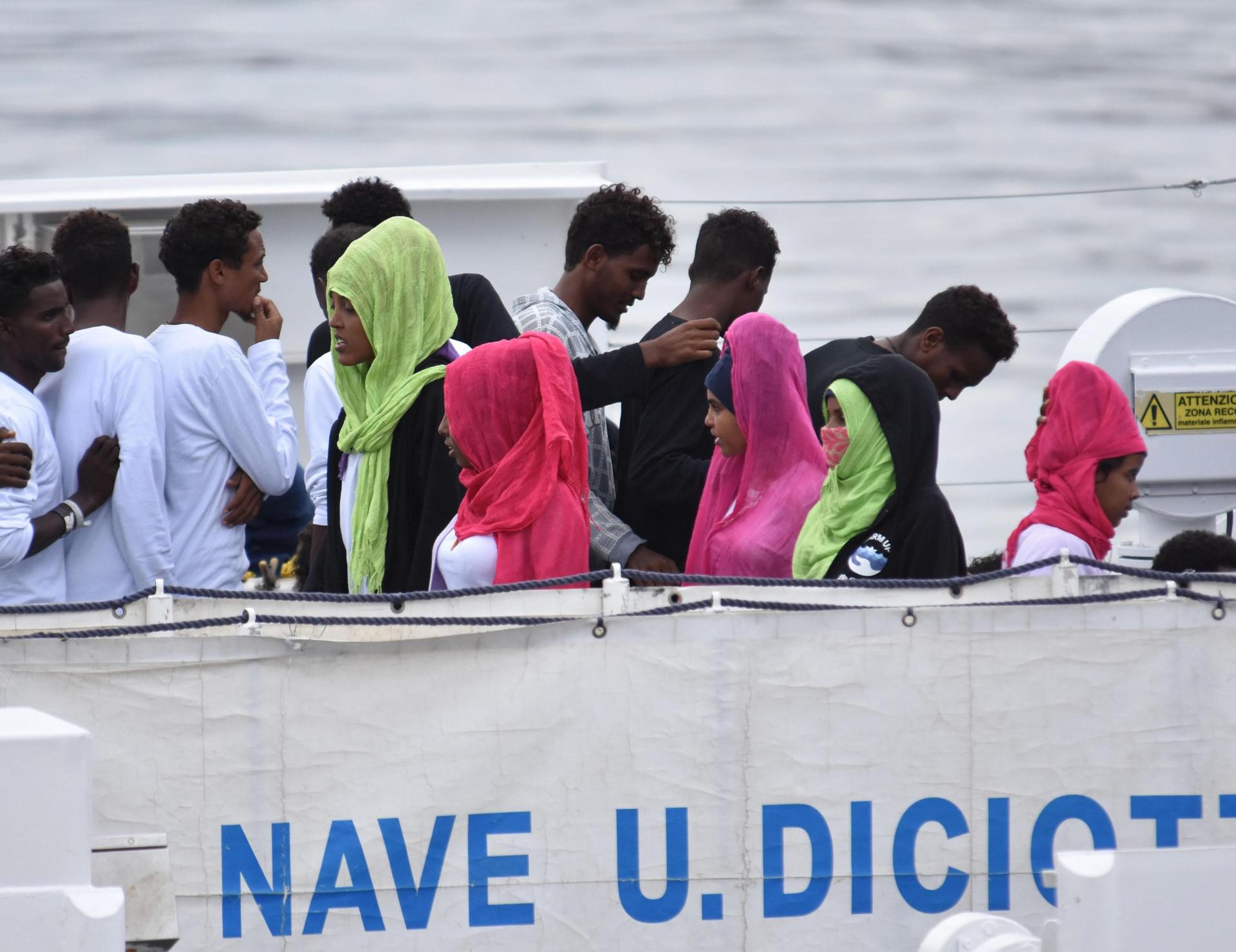 Migrantes a bordo de un barco en aguas italianas en una imagen de archivo. EFE/ Orietta Scardino