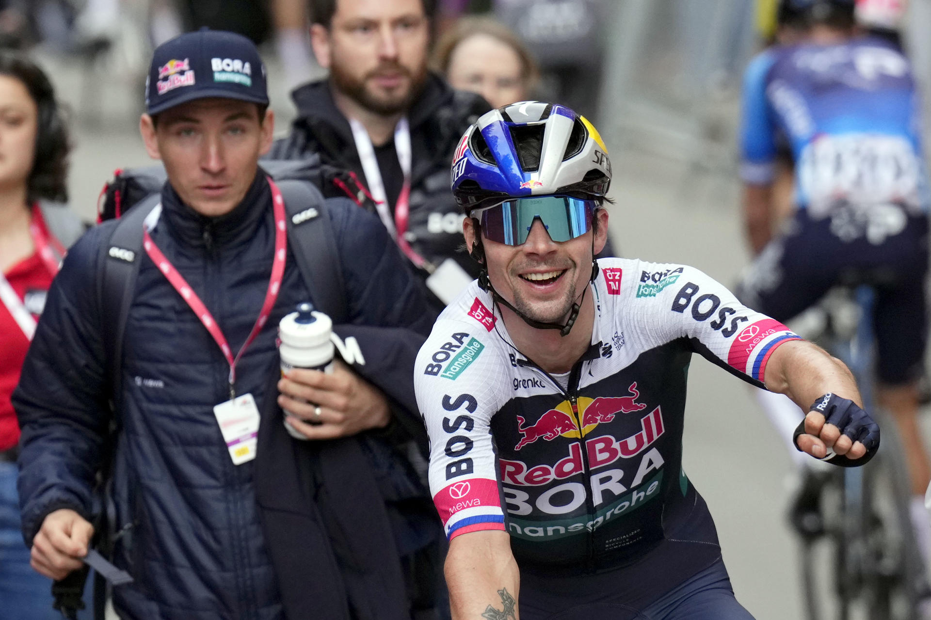El esloveno Primoz Roglic, del equipo Red Bull Bora, tras imponerse a Juan Ayuso, del UAE, en la cima de Montserrat, donde terminó la cuarta etapa de la Volta Ciclista a Catalunya, y convirtirse en el nuevo líder de la ronda catalana con el mismo tiempo que el ciclista español. EFE/Siu Wu