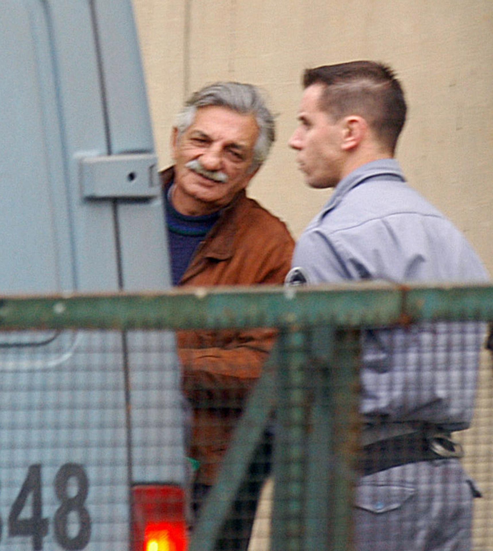Foto de archivo del expolicía Julio Simón (i), conocido como el "Turco Julián", en Buenos Aires (Argentina). EFE/Rolando Andrade