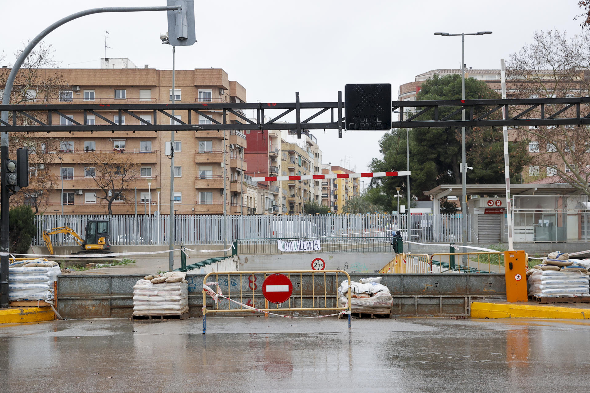 Vista general del túnel de la Estación en el que las compuertas que cierran el paso se han reforzado con sacos como medida preventiva ante la alerta nivel amarillo por lluvias decretada por el Centro de Coordinación de Emergencias de la Generalitat por lluvias en esa zona de la provincia de Valencia. EFE/Manuel Bruque