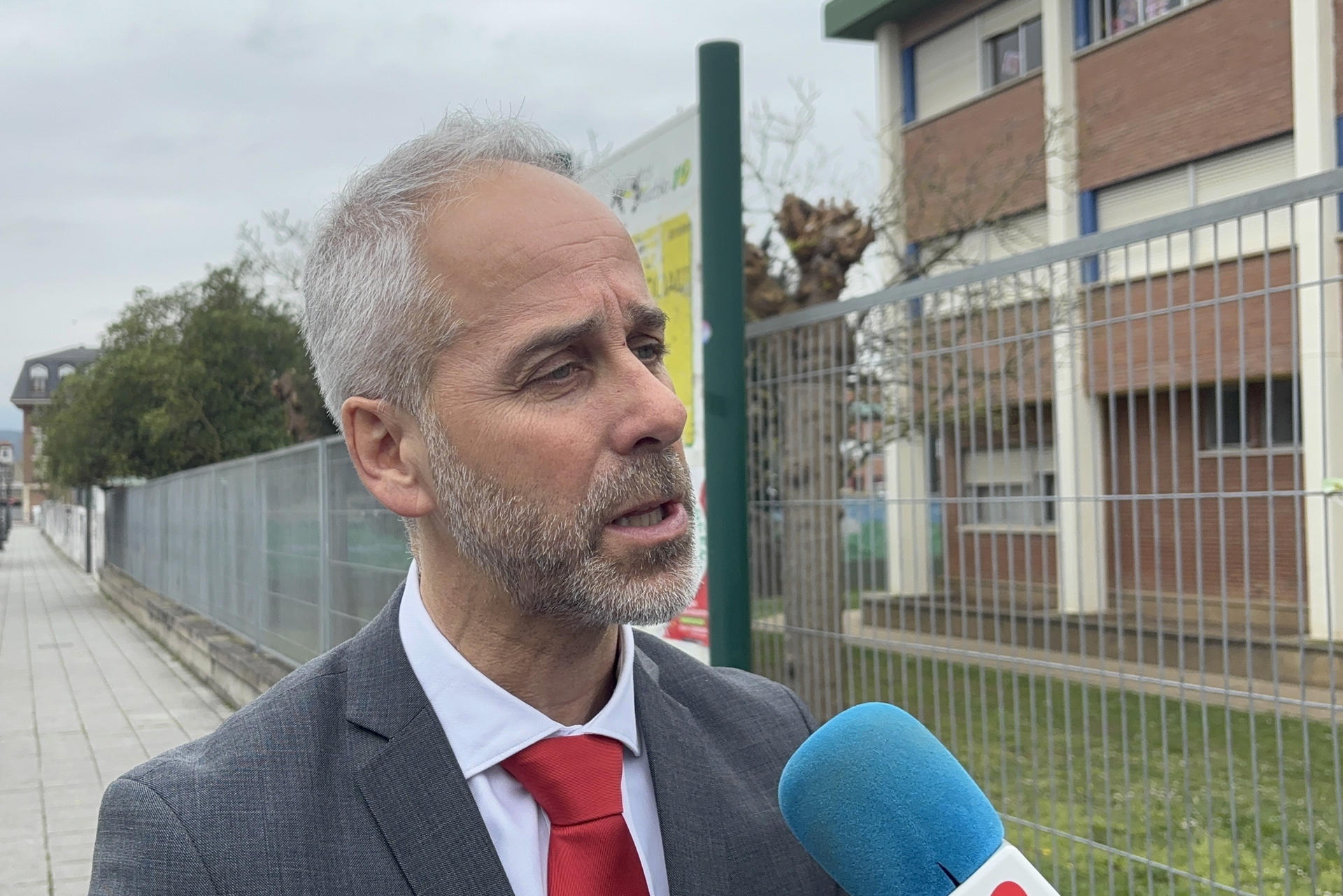 El consejero de Educación del Gobierno de Cantabria, Sergio Silva, ha condenado y mostró su repulsa por las imágenes de unos menores golpeando a otro con discapacidad motora en el IES Torres Quevedo de Santander. La Consejería de Educación de Cantabria investiga dentro del procedimiento de acoso escolar activado por la agresión a un menor con discapacidad en el instituto Torres Quevedo de Santander si previamente pudo haber otros episodios. EFE/Kike Serrano