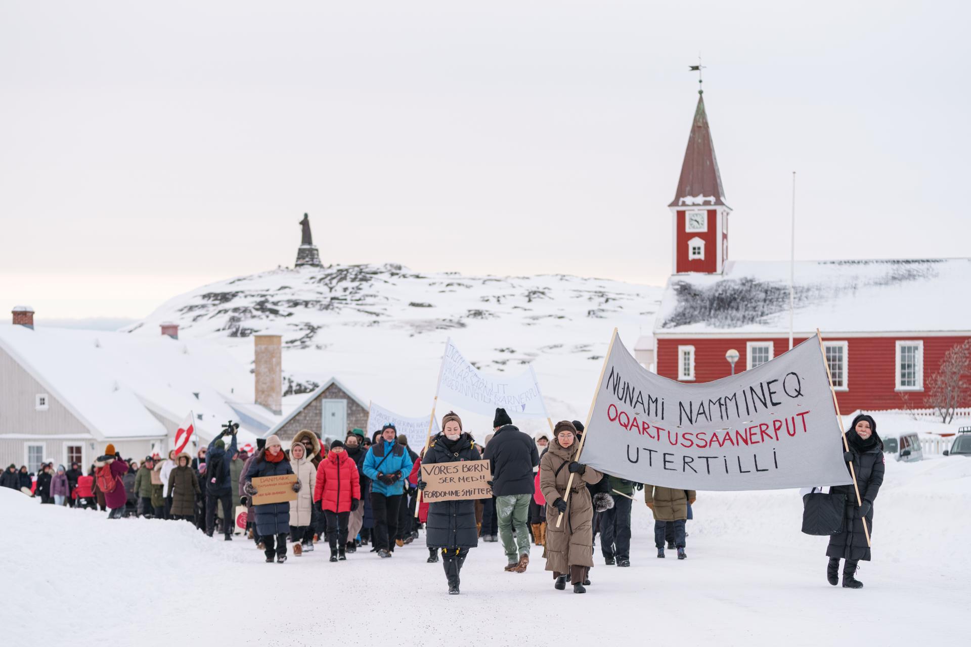 Participantes en una manifestación contra el racismo, los prejuicios y la discriminación en Nuuk, Groenlandia, 27 de febrero de 2025. 
EFE/EPA/Mads Schmidt Rasmussen, Arctic Creative DINAMARCA FUERA