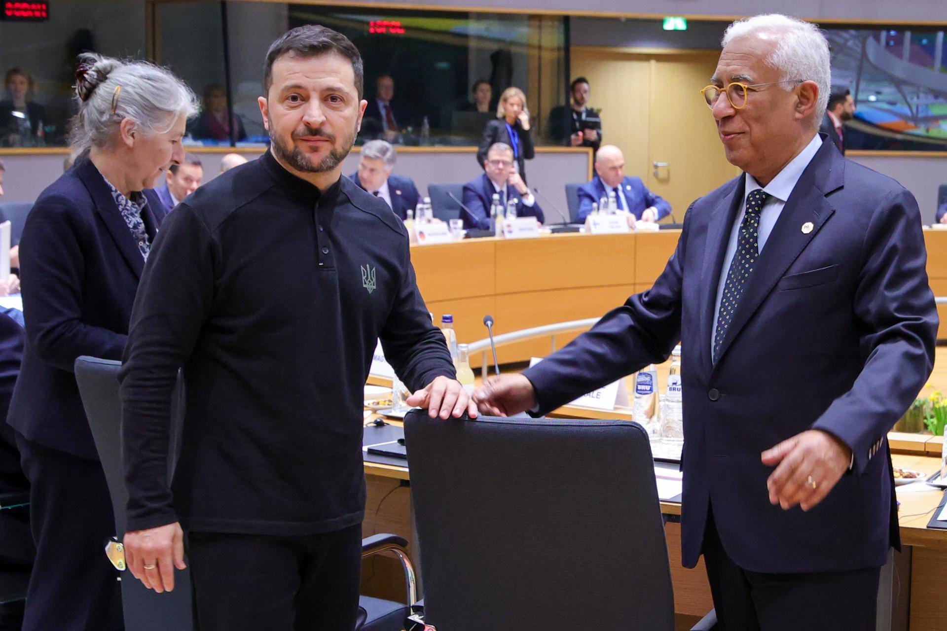 El presidente de Ucrania, Volodymyr Zelensky (I), y el presidente del Consejo de la UE, Antonio Costa (D), durante una reunión del Consejo Europeo en Bruselas, Bélgica, 06 de marzo de 2025. Los líderes de la UE se están reuniendo para una cumbre especial para discutir el apoyo continuo a Ucrania y mejorar la defensa europea. (Bélgica, Ucrania, Bruselas) EFE/EPA/OLIVIER MATTHYS