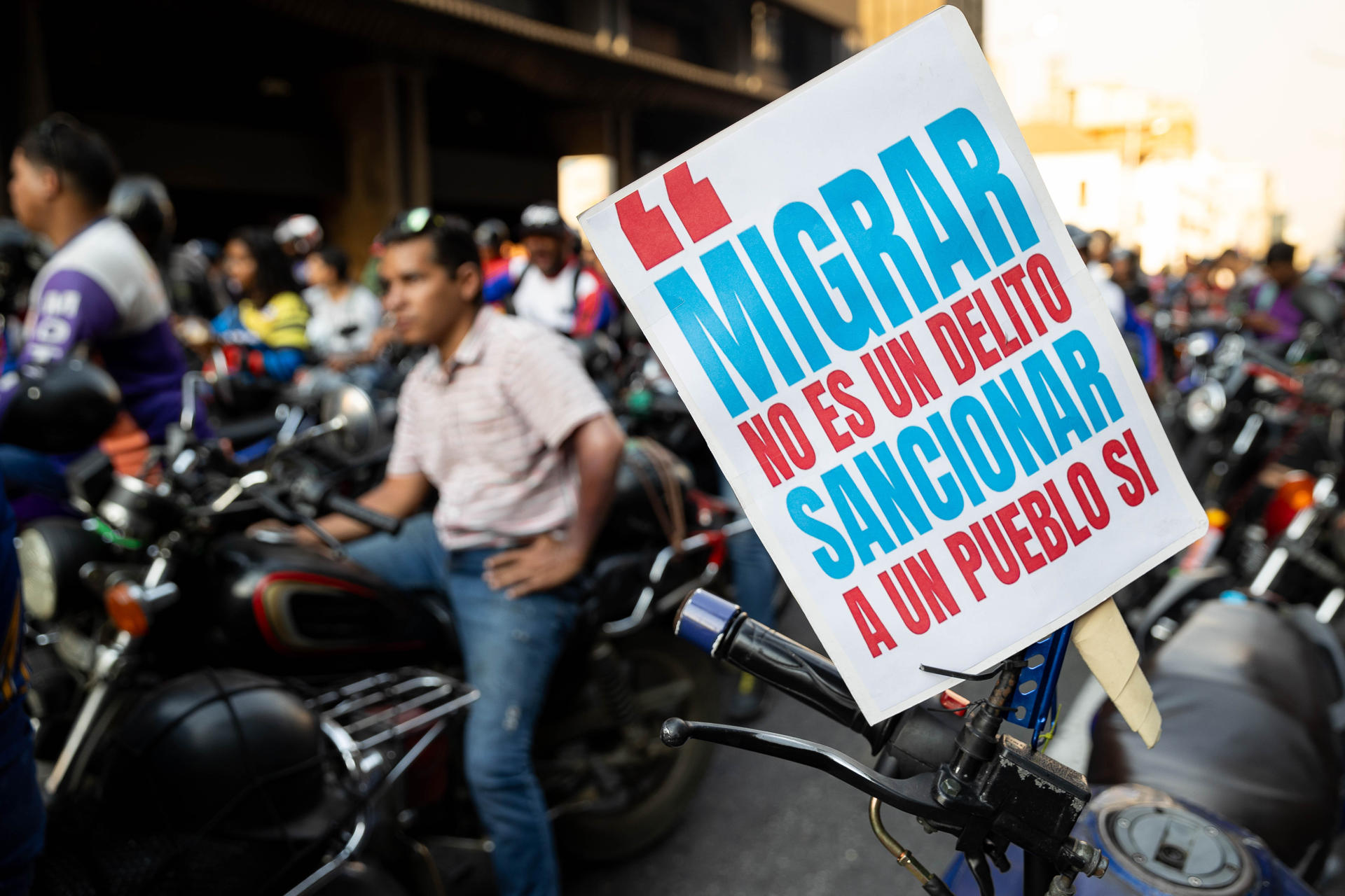 Fotografía de un cartel durante una manifestación convocada por el chavismo, en apoyo a los migrantes venezolanos deportados de Estados Unidos a El Salvador, este martes en Caracas (Venezuela). EFE/ Ronald Peña R