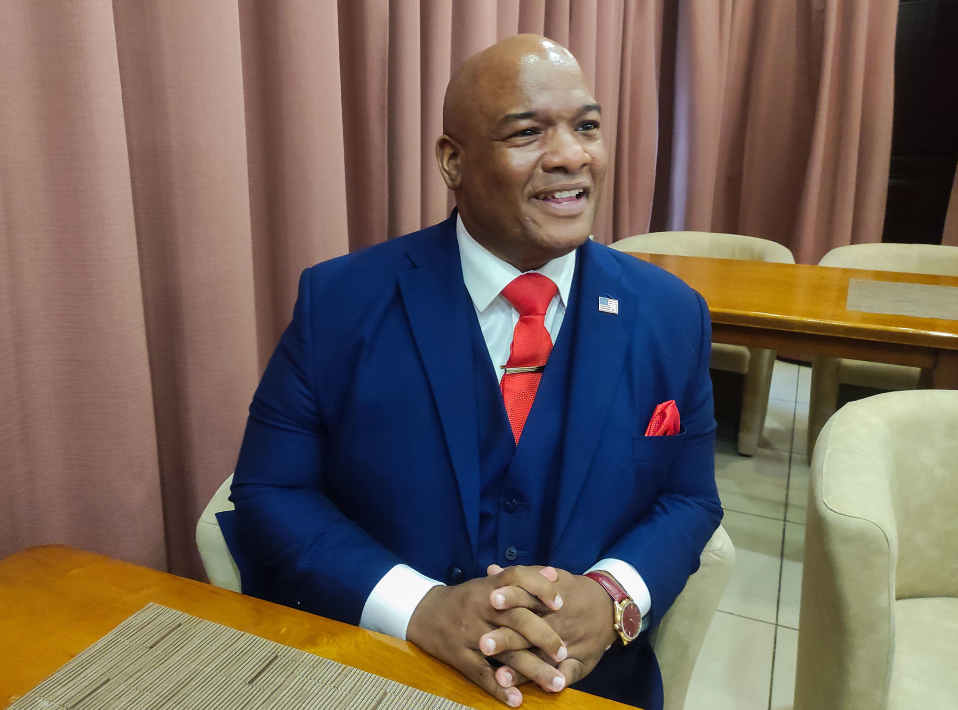 Conocido como ‘el pastor de Trump’ por su cercanía al presidente de EEUU, el predicador evangélico Mark Burns, ofrece una entrevista a EFE durante su visita estos días a Ucrania, en un viaje poco habitual entre quienes tienen la confianza del nuevo inquilino de la Casa Blanca del que volverá con una nueva percepción de la guerra y de la realidad en el país invadido por Rusia. EFE/Marcel Gascón