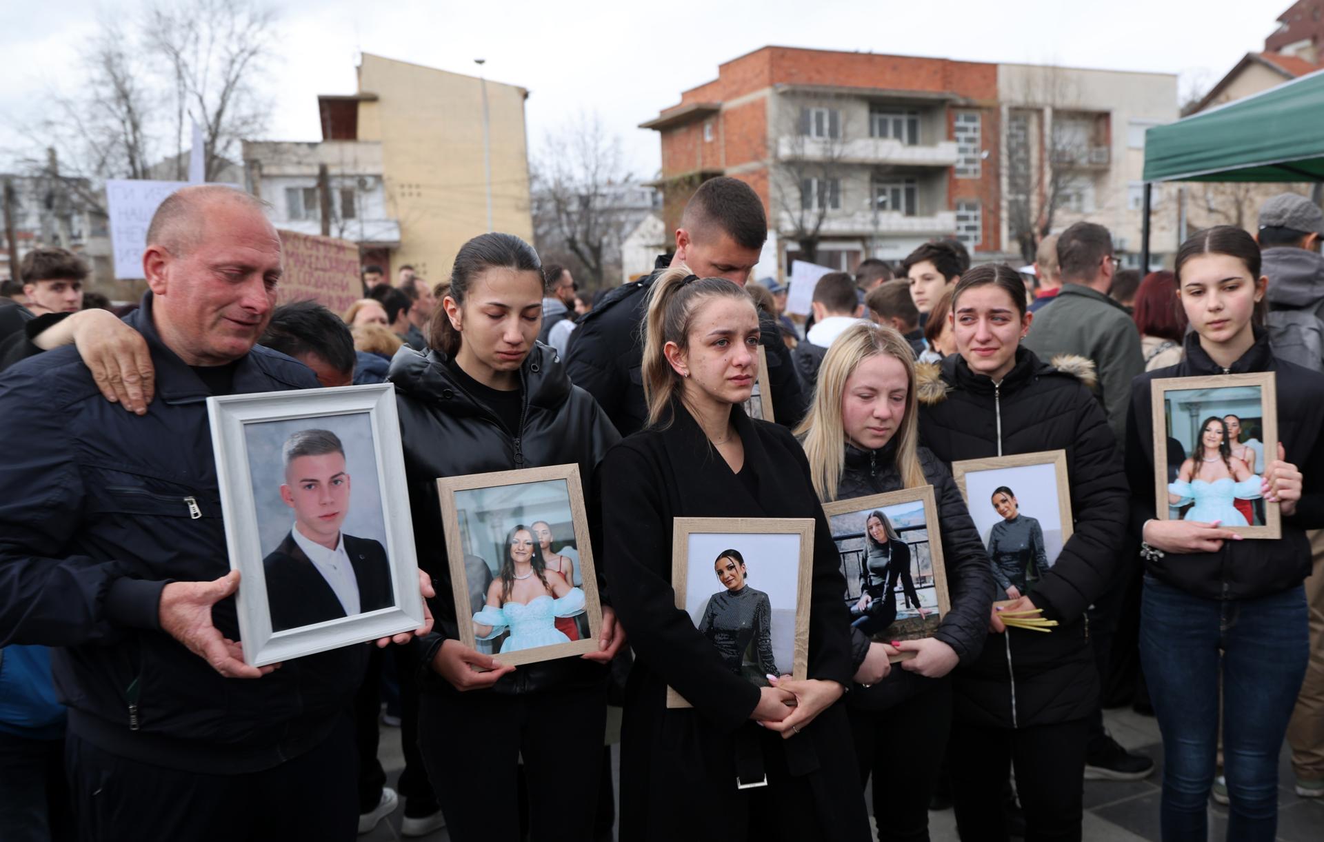 Las personas sostienen fotos de sus seres queridos mientras rinden homenaje a las víctimas que perdieron la vida en el incendio del club nocturno 'Club Pulse' en Kocani, República de Macedonia del Norte, 17 de marzo de 2025. Un incendio en una discoteca en Kocani en las primeras horas del 16 de marzo de 2025 cobró la vida de al menos 59 personas y dejó a más de 100 heridas, según informes iniciales de la Dirección de Protección y Rescate y el Centro de Gestión de Crisis. EFE/EPA/GEORGI LICOVSKI