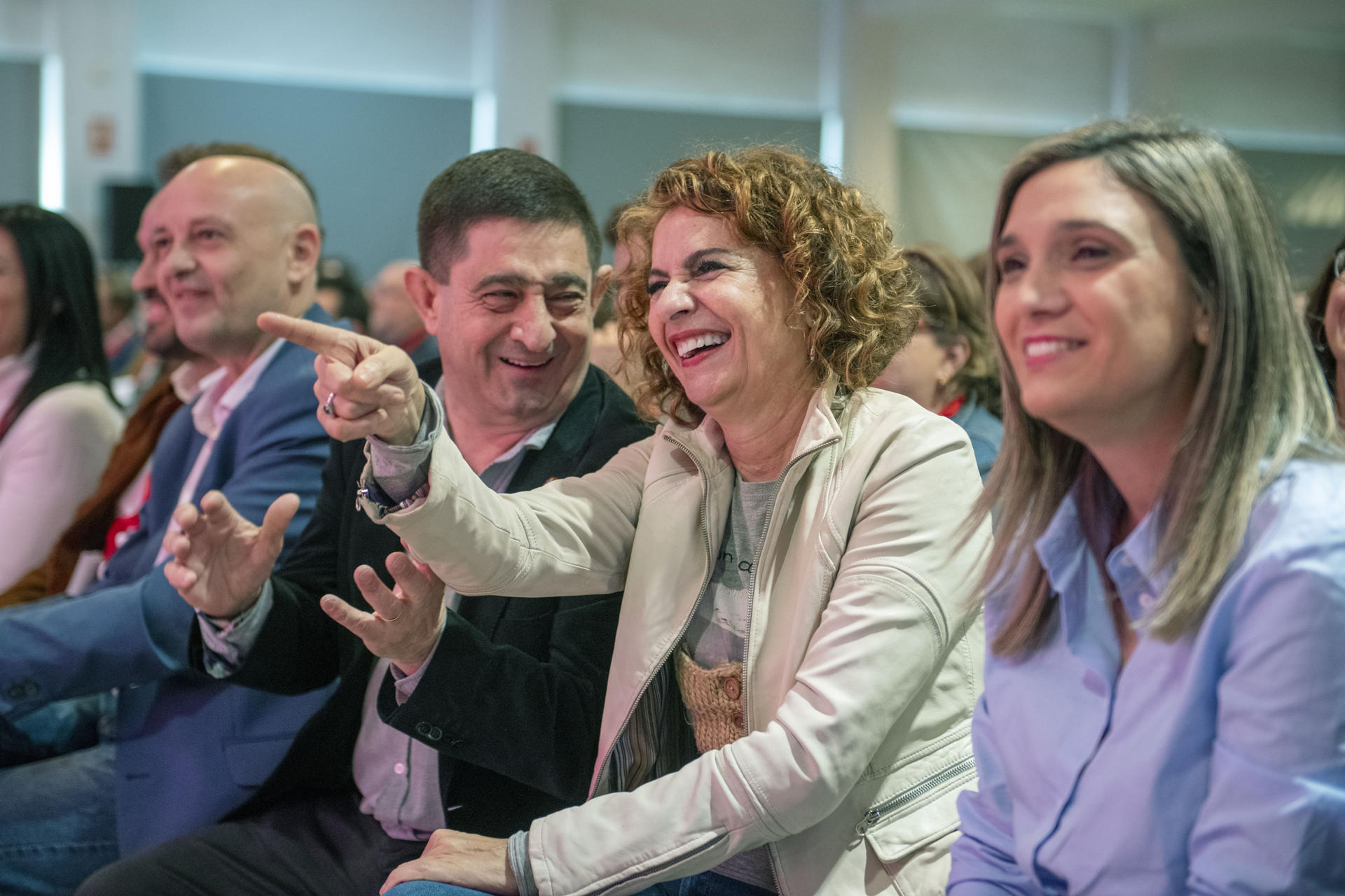 La secretaria general del PSOE-A, vicepresidenta segunda del Gobierno y ministra de Hacienda, María Jesús Montero (2d), asiste junto al secretario provincial saliente Francisco Reyes (3d) a la inauguración del Congreso Provincial del PSOE de Jaén, este sábado. EFE/ José Manuel Pedrosa