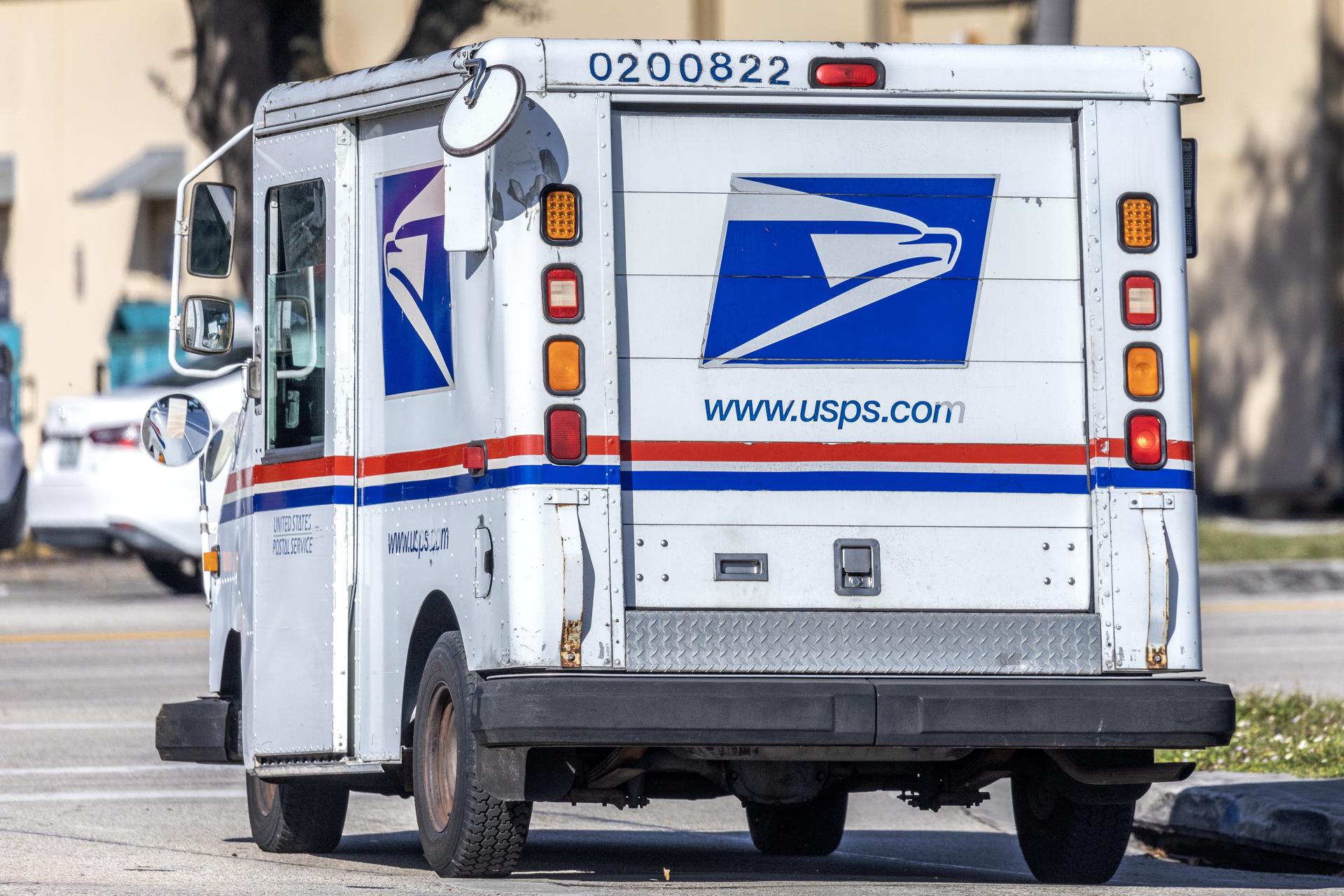 Fotografía de archivo en donde se ve un carro de la compañía de correos de Estados Unidos rodando por las calles de Miami. EFE/CRISTOBAL HERRERA-ULASHKEVICH