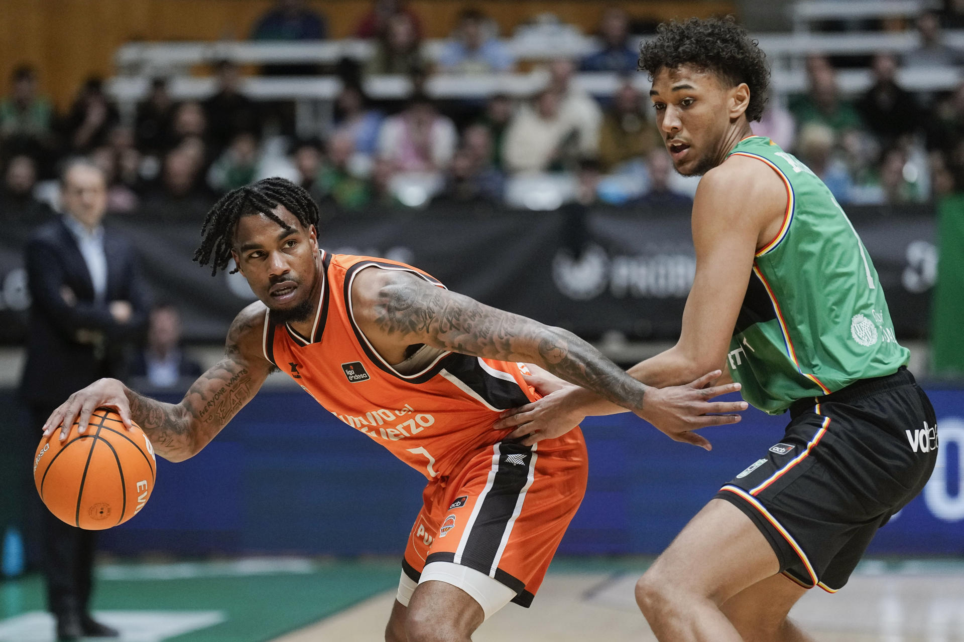 El alero nigeriano de Valencia Basket, Semi Ojeleye (i), con el balón ante el jugador neerlandés del Joventut, Yannick Kraag, durante el encuentro correspondiente a la fase regular de la Liga Endesa que disputaRON en el Pabellón Olímpico de Badalona. EFE/ Enric Fontcuberta.