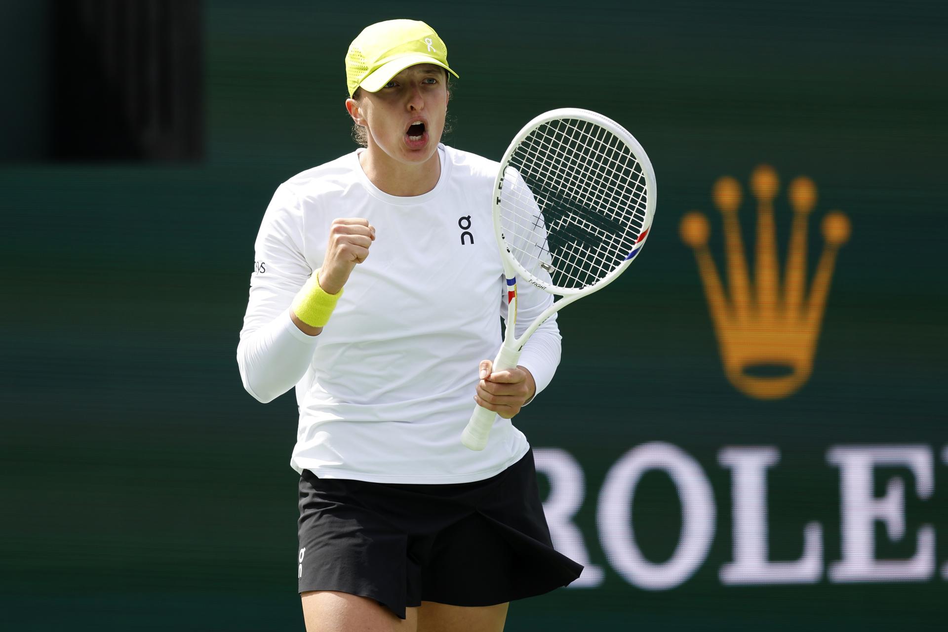 La polaca Iga Swiatek, número 2 de la clasificación de WTA, se clasificó este jueves para las semifinales del Masters 1.000 de Indian Wells tras derrotar a la china Qinwen Zheng con doble 6-3 en 1 hora y 34 minutos de juego. EFE/EPA/JOHN G. MABANGLO
