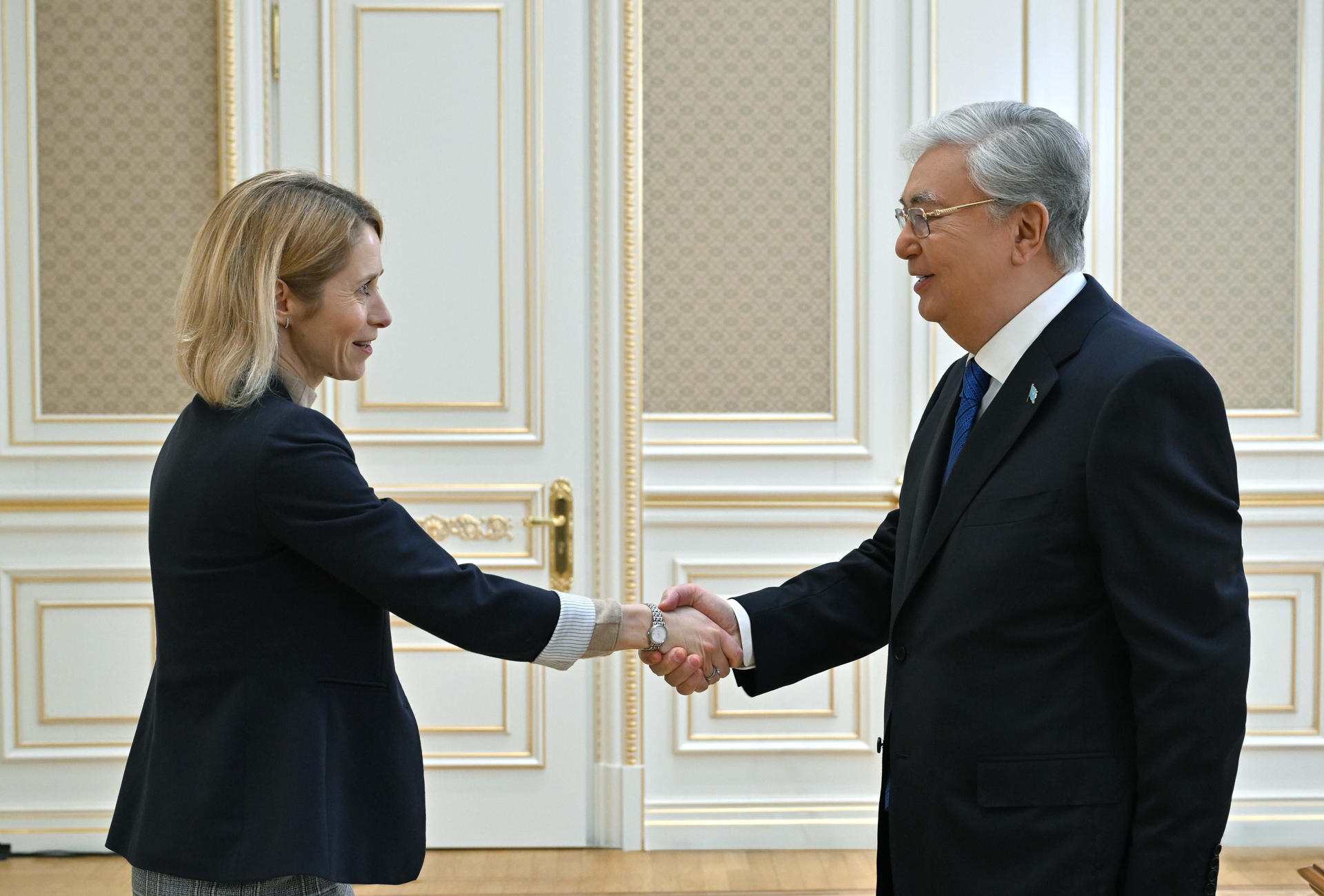 La vicepresidenta de la Comisión Europea, Kaja Kallas, se reunió este viernes con el presidente de Kazajistán, Kasim-Yomart Tokáyev, en su residencia de Almaty, la mayor ciudad kazaja, para debatir sobre la cooperación entre el país asiático y la Unión Europea. EFE/Página Web Oficial de la Presidencia de Kazajistán SOLO USO EDITORIAL/SOLO DISPONIBLE PARA ILUSTRAR LA NOTICIA QUE ACOMPAÑA (CRÉDITO OBLIGATORIO)