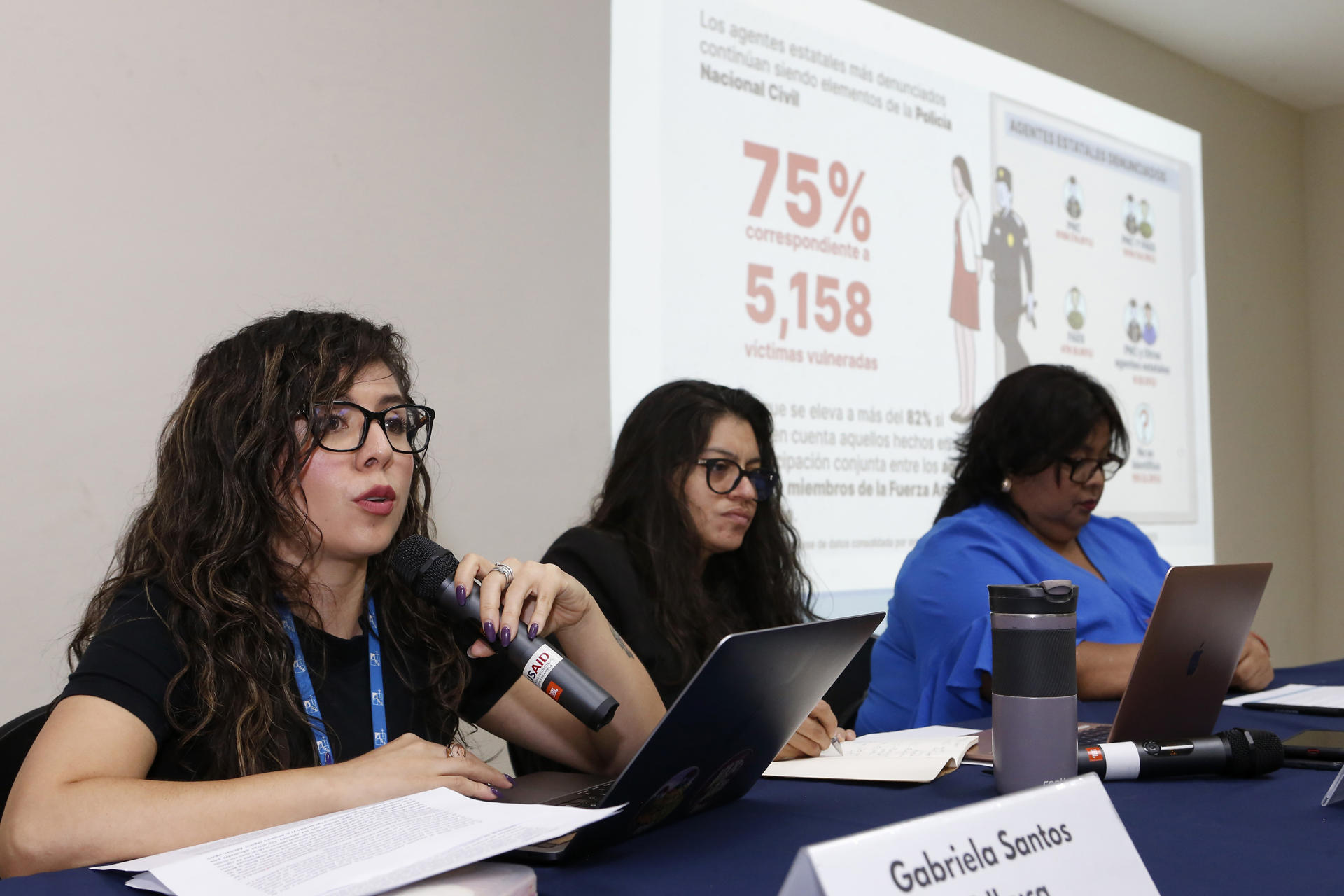 La directora del Instituto de Derechos Humanos de la Universidad Centroaméricana (Idhuca), Gabriela Santos, habla durante la presentación de un informe este 26 de marzo de 2025, en Antiguo Cuscatlán (El Salvador). EFE/ Javier Aparicio