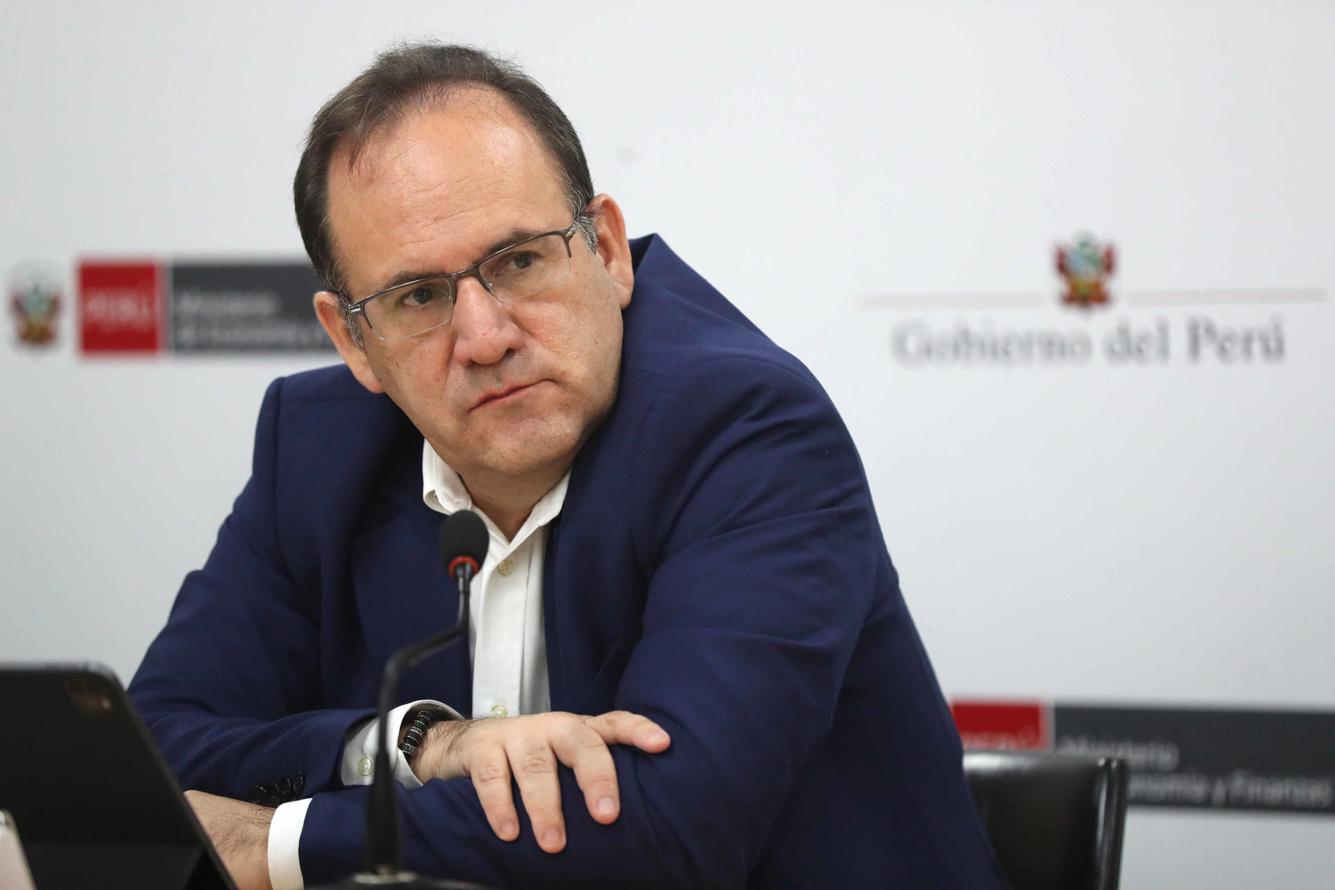 El ministro de Economía de Perú, José Salardi, fue registrado este jueves, 6 de marzo, durante una rueda de prensa, en Lima (Perú). EFE/Paolo Aguilar