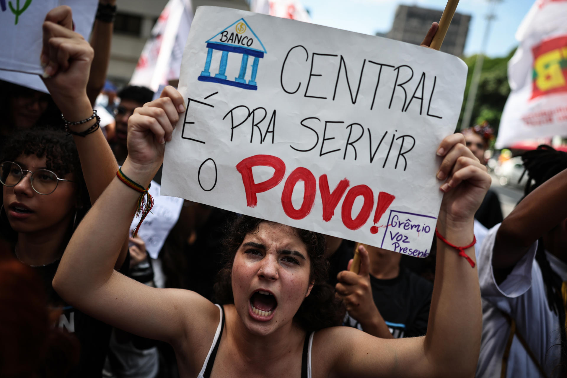 Una mujer sostiene un cartel durante una manifestación contra las altas tasas de interés este martes, frente al Banco Central de Brasil en Sao Paulo (Brasil). EFE/ Isaac Fontana