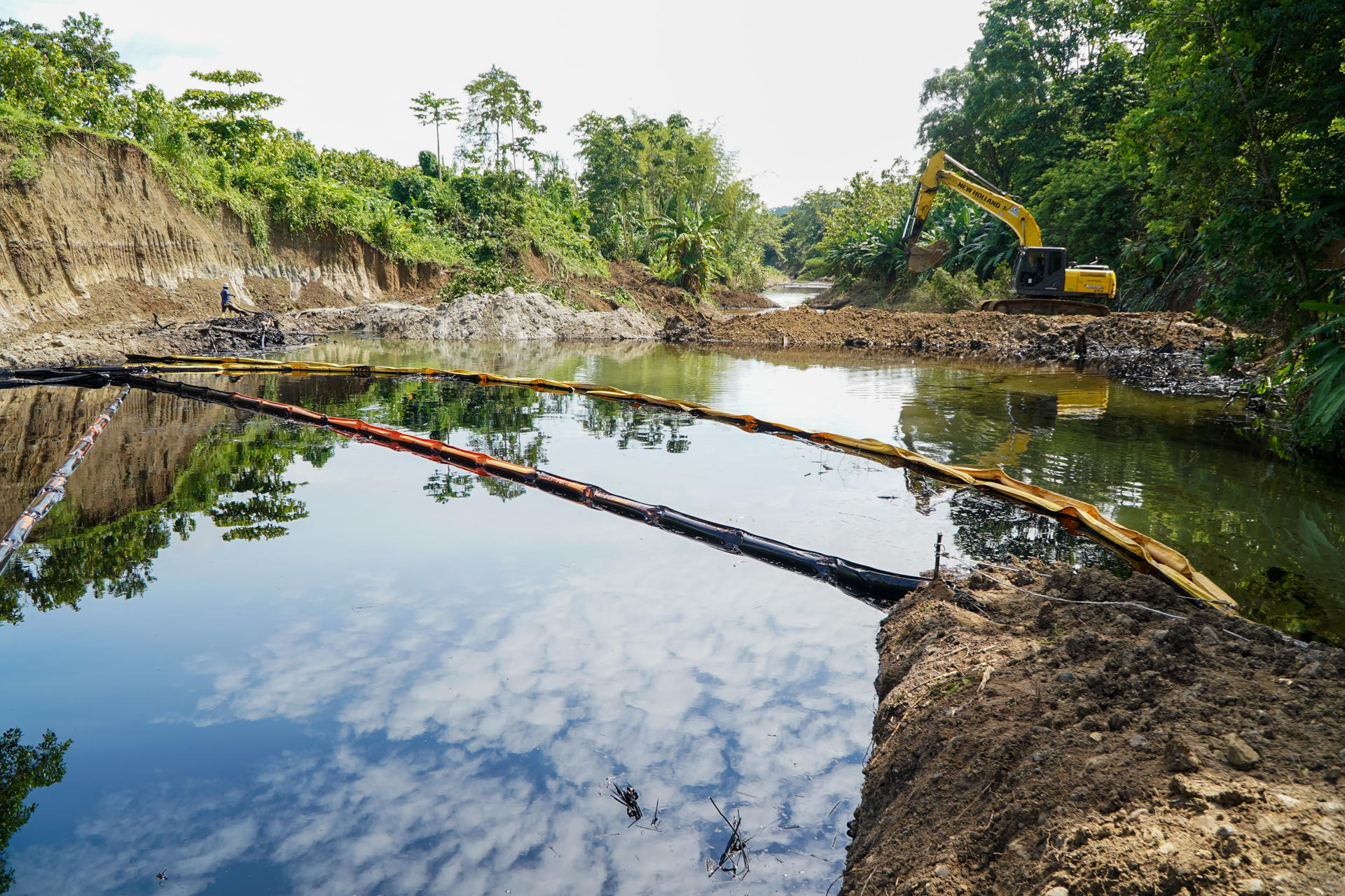 Fotografía cedida este viernes por el Cuerpo de Bomberos de Esmeraldas del río Viche, afectado por el derrame de petróleo en la tubería principal del Sistema de Oleoductos Transecuatoriano (Sote), en el municipio de Quinindé (Ecuador). EFE/ Bomberos De Esmeraldas