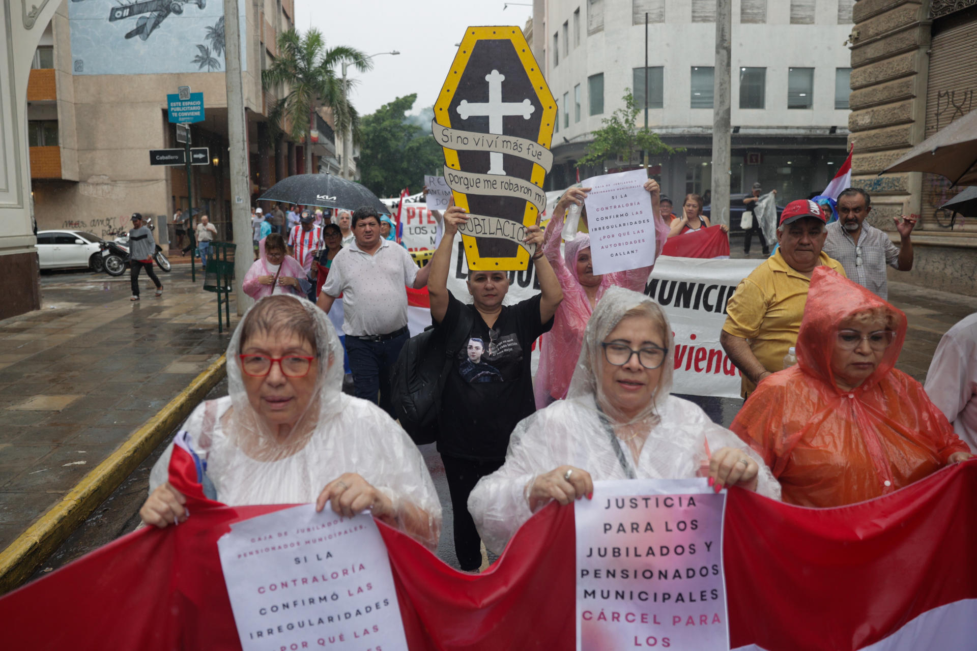 Integrantes de más de 30 organizaciones sociales paraguayas marchan hacia el Palacio Legislativo este martes, en Asunción (Paraguay). EFE/ Juan Pablo Pino