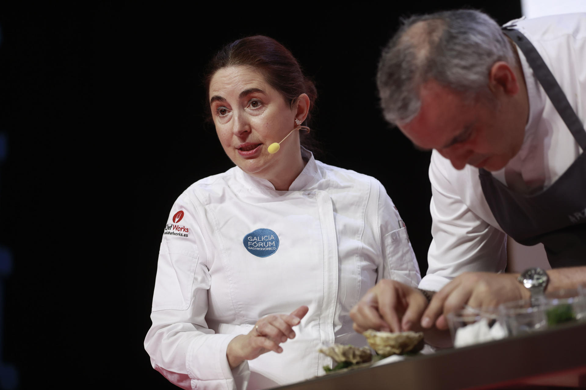 La cocinera Elena Arzak, del restaurante Arzak con tres estrellas Michelín, durante la segunda jornada del Galicia Fórum Gastronómico, que llega bajo el lema 'Un océano de cocinas' con una propuesta centrada en la importancia del impacto positivo del mundo culinario, tanto con su actividad como con la concienciación a través de los productos de proximidad. EFE/Cabalar