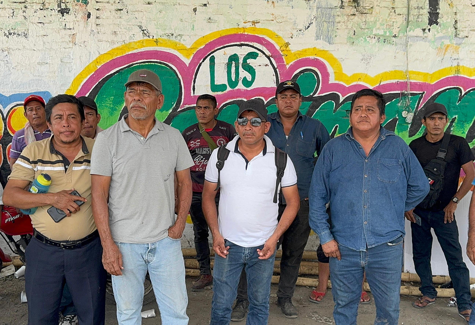 El representante del grupo de productores de mango, Rosember Velázquez Cruz (d), participa en un paro este miércoles, en la ciudad de Tapachula, en Chiapas (México). EFE/Juan Manuel Blanco