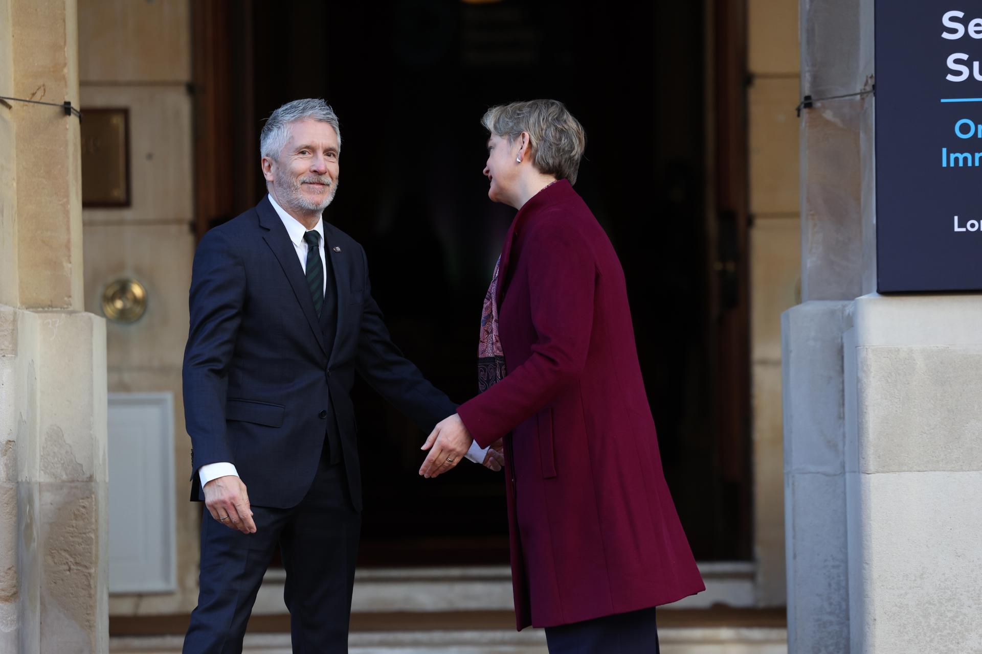 La Secretaria de Estado británica para el Departamento del Interior, Yvette Cooper (D), da la bienvenida al Ministro del Interior español, Fernando Grande-Marlaska, en la Cumbre de Seguridad Fronteriza en Lancaster House, Londres, Gran Bretaña, 31 de marzo de 2025. La cumbre está reuniendo a más de 40 países para trabajar en un nuevo enfoque para desmantelar las bandas de tráfico de personas y asegurar las fronteras. (United Kingdom, London) EFE/EPA/NEIL HALL / POOL