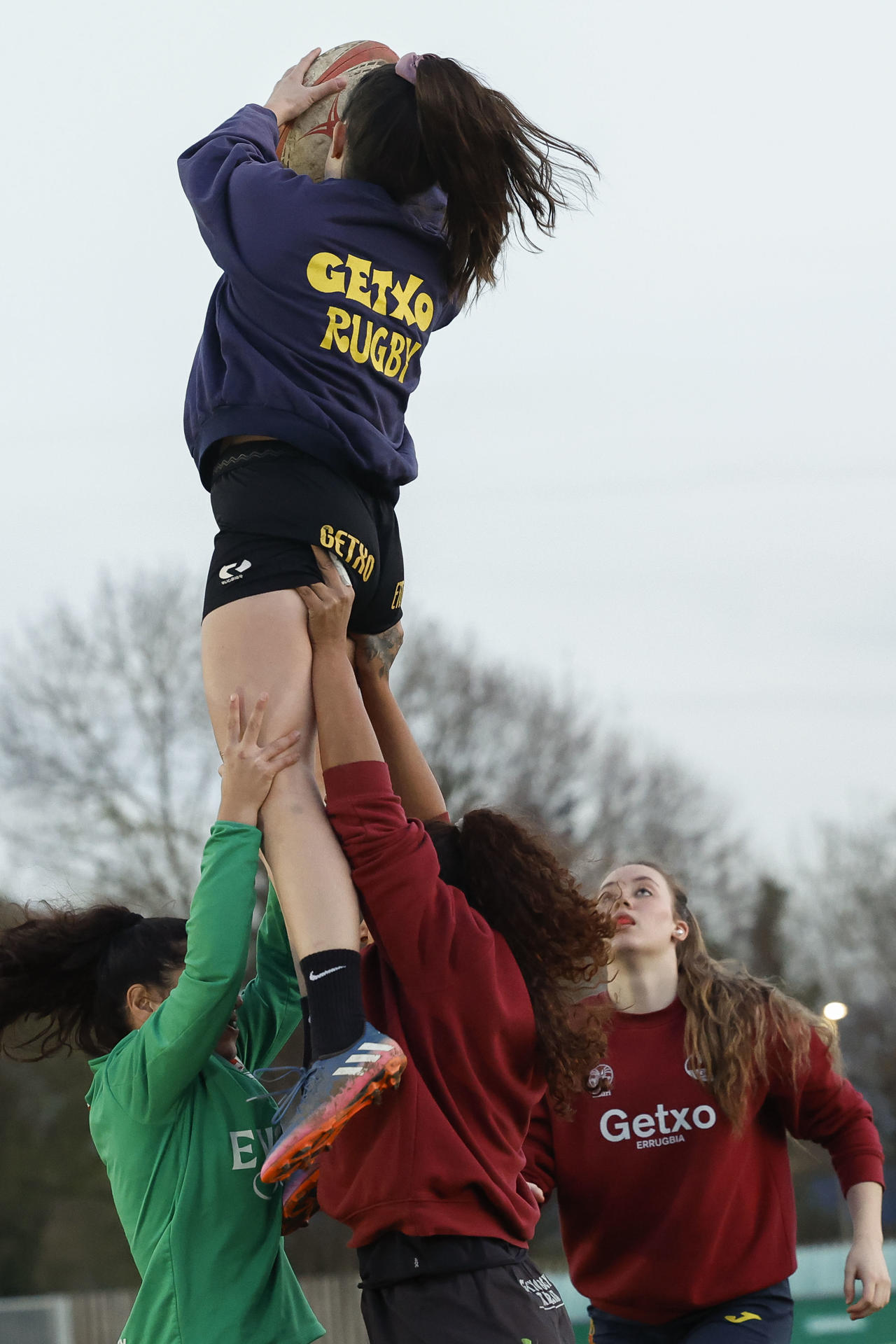 En cada placaje, melé y punto conseguido, las mujeres que componen el Getxo Rugby, de entre 17 y 40 años, se reivindican en la élite de un deporte en el que son válidos todos los cuerpos, viven su feminidad como les da la gana y se sienten empoderadas, aunque hay cosas que cambiar y quieren ser palanca hacia la igualdad. En el Día de la Mujer de 2025, la discriminación es evidente en el ámbito deportivo, que aún dirigen casi en exclusiva los hombres y donde los valores de la masculinidad tradicional se asocian a simple vista a modalidades como el rugby, vinculado a la fuerza y la agresividad. EFE/ Miguel Toña