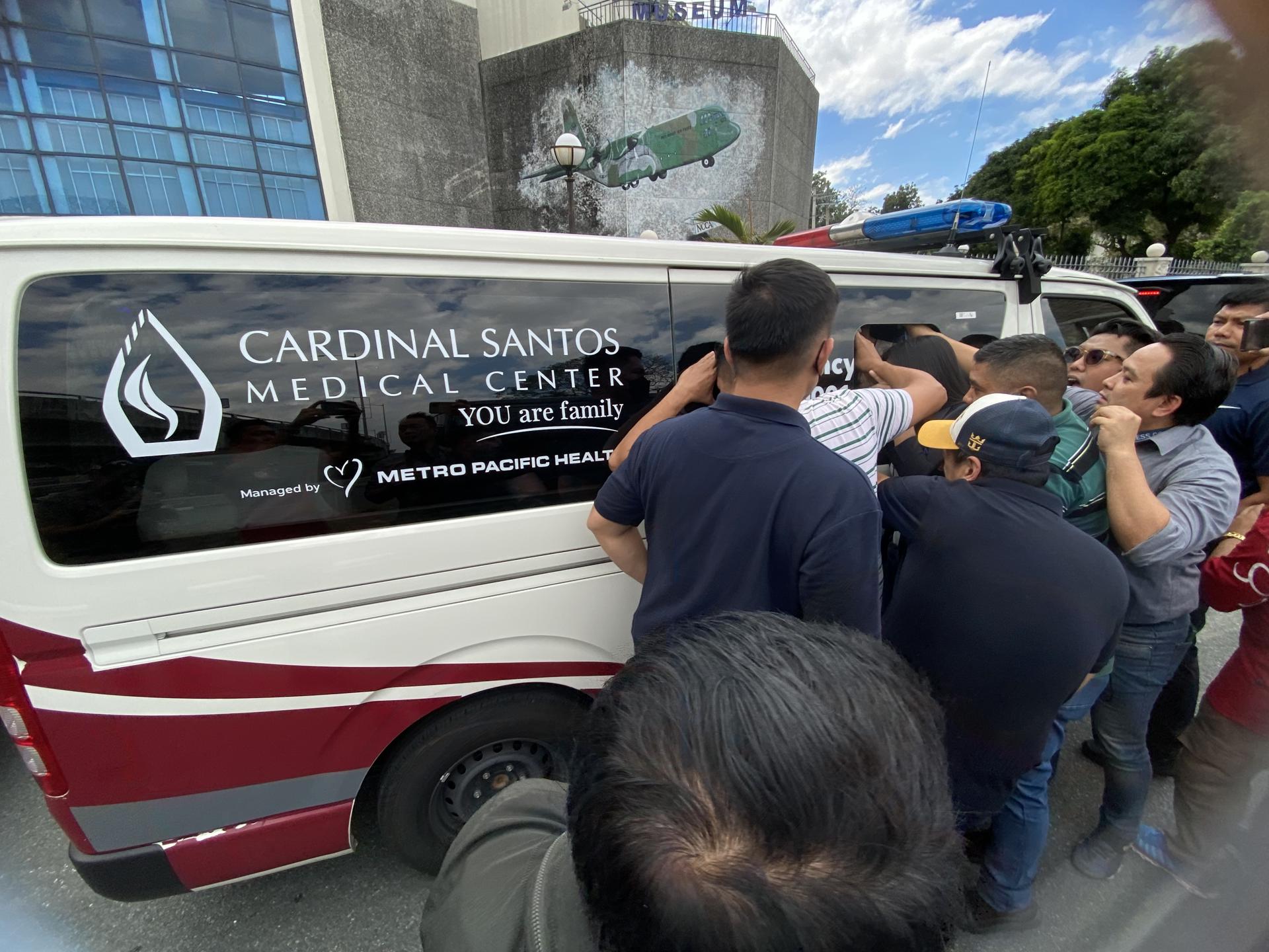 MANILA (Philippines), 11/03/2025.- Media members crowd an ambulance outside a military airbase where former Philippine President Rodrigo Duterte was allegedly brought to upon arrival at Manila's International Airport in Manila, Philippines, 11 March 2025. Duterte was arrested at Manila airport after an arrest warrant from the International Criminal Court was served upon his arrival from Hong Kong. The Presidential Communication Office confirmed the arrest, stating that Interpol in Manila received the warrant. (Filipinas) EFE/EPA/FRANCIS R. MALASIG