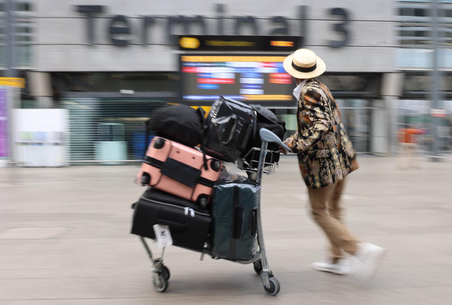 Hounslow (Reino Unido), 22/03/2025.- Un pasajero camina con su equipaje en una sala de embarque del Aeropuerto de Heathrow en Hounslow, Gran Bretaña, el 22 de marzo de 2025. Los vuelos se reanudaron en el Aeropuerto de Heathrow tras un corte de electricidad el 21 de marzo de 2025. Un incendio en una subestación que suministra energía a Heathrow obligó a su cierre durante la mayor parte del 21 de marzo, lo que provocó la cancelación de miles de vuelos y dejó varados a pasajeros en todo el mundo. Heathrow es el aeropuerto con mayor tráfico de Europa y el Comando Antiterrorista de la Policía Metropolitana lidera la investigación para determinar la causa del incendio en la subestación eléctrica. (Terrorismo, Reino Unido) EFE/EPA/NEIL HALL