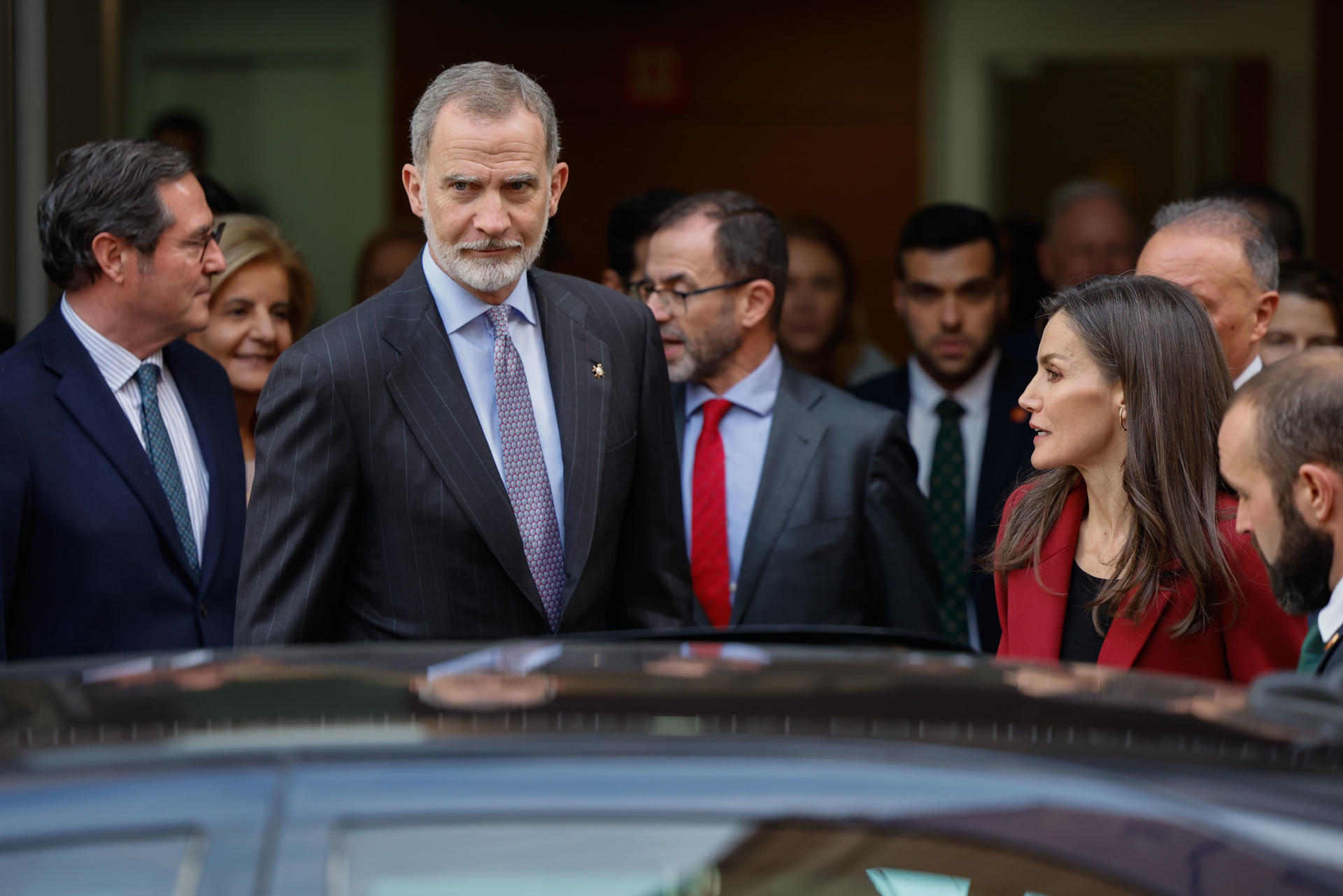 Los reyes Felipe VI y Letizia, tras participar en la reunión que han mantenido con colectivos empresariales con el fin de conocer la evolución de la recuperación de las zonas afectadas por la dana este miércoles, en la sede de la patronal valenciana. EFE/ Ana Escobar
