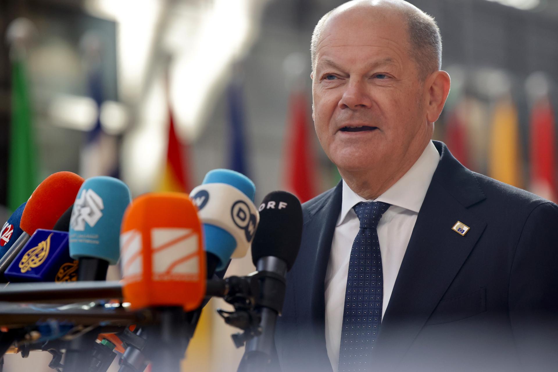 El canciller alemán, Olaf Scholz, llega a una cumbre del Consejo Europeo en Bruselas, el 20 de marzo de 2025. EFE/EPA/OLIVIER MATTHYS