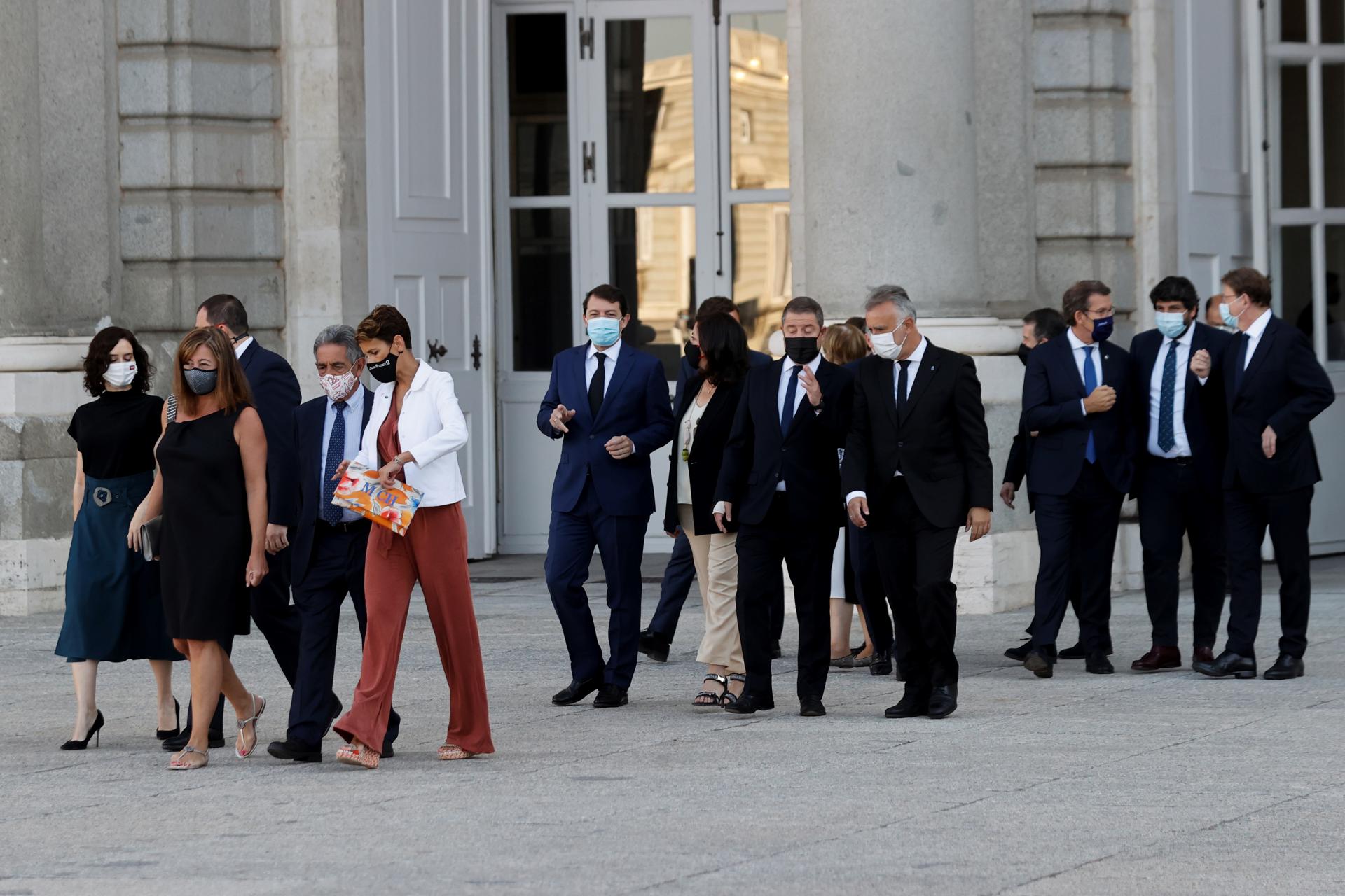 Imagen de archivo de presidentes y presidentas de las Comunidades Autónomas, a su llegada al acto de homenaje de estado a las víctimas de la pandemia de la covid-19 y de reconocimiento al personal sanitario, en la Plaza la Armería del Palacio Real en Madrid. EFE/Emilio Naranjo/ POOL[pool]