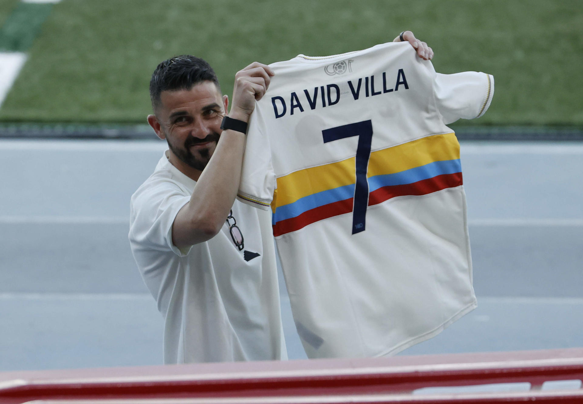 El exfutbolista español David Villa muestra una camiseta de la selección Colombia con su nombre este lunes, en un entrenamiento del equipo nacional en Barranquilla (Colombia). EFE/ Mauricio Dueñas Castañeda