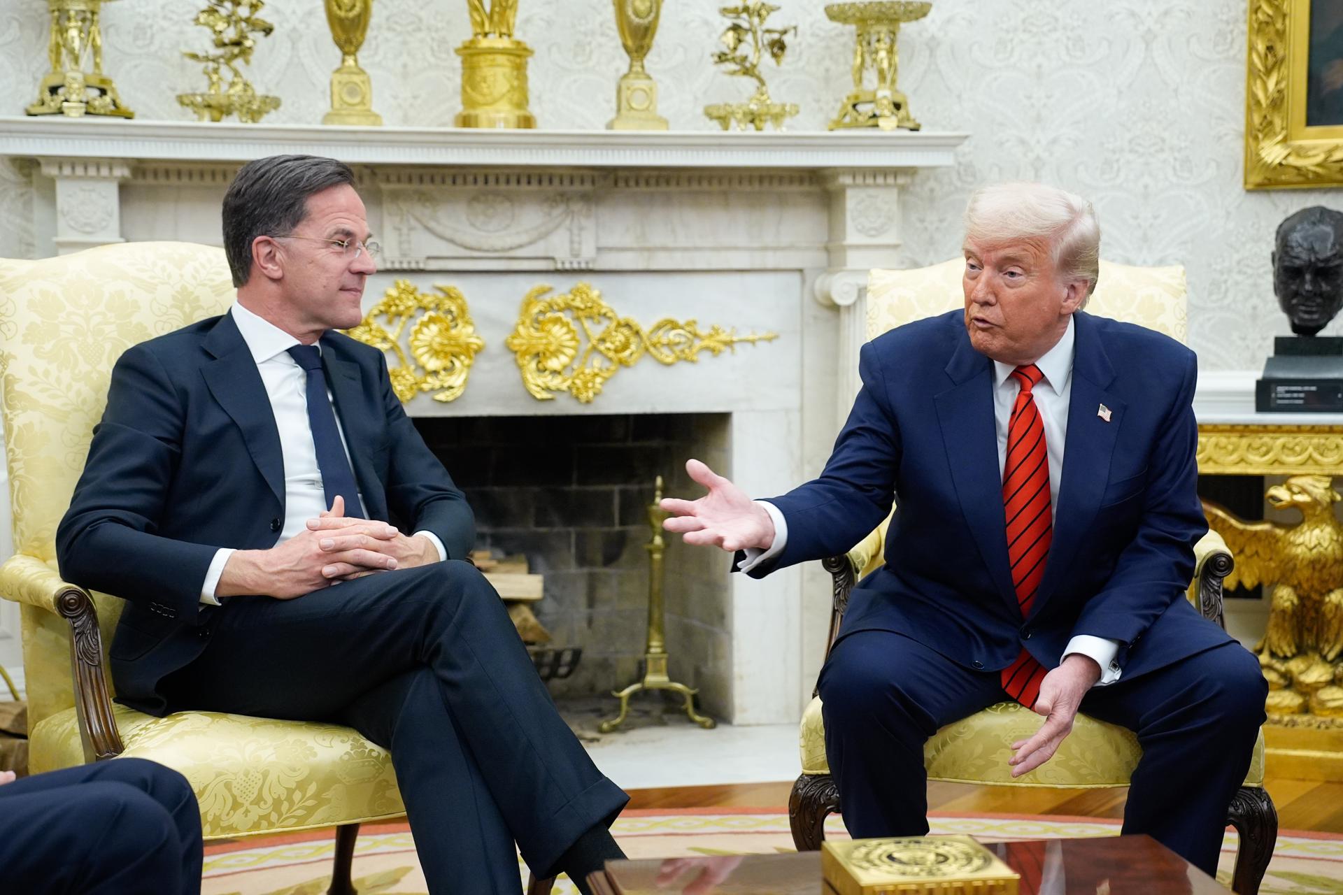 El presidente de Estados Unidos, Donald Trump (d), fue registrado este jueves, 13 de marzo, durante una comparecencia ante la prensa, junto al secretario general de la OTAN, Mark Rutte, en el Despacho Oval de la Casa Blanca, en Washington DC (EE.UU.). EFE/Yuri Gripa/Pool