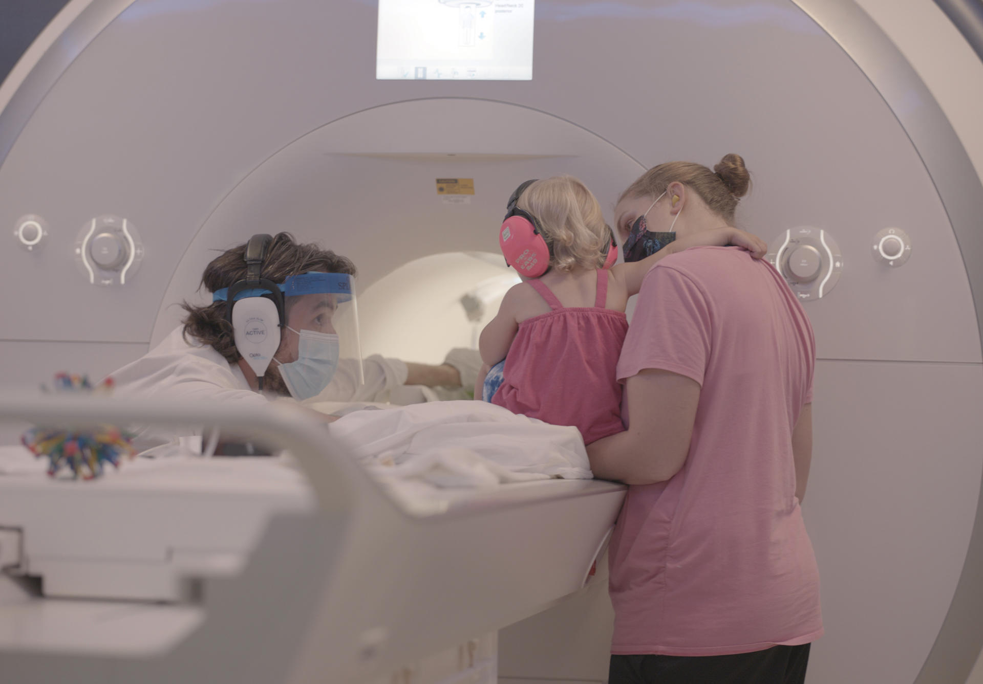 Un nuevo estudio concluye que bebés de tan solo 12 meses pueden codificar recuerdos. En la imagen, el investigador Nick Turk-Browne (izquierda) preparando a un bebé para una prueba en el Brain Imaging Center (ahora BrainWorks). EFE/Crédito: 160/90. Imagen facilitada por la Universidad de Yale.