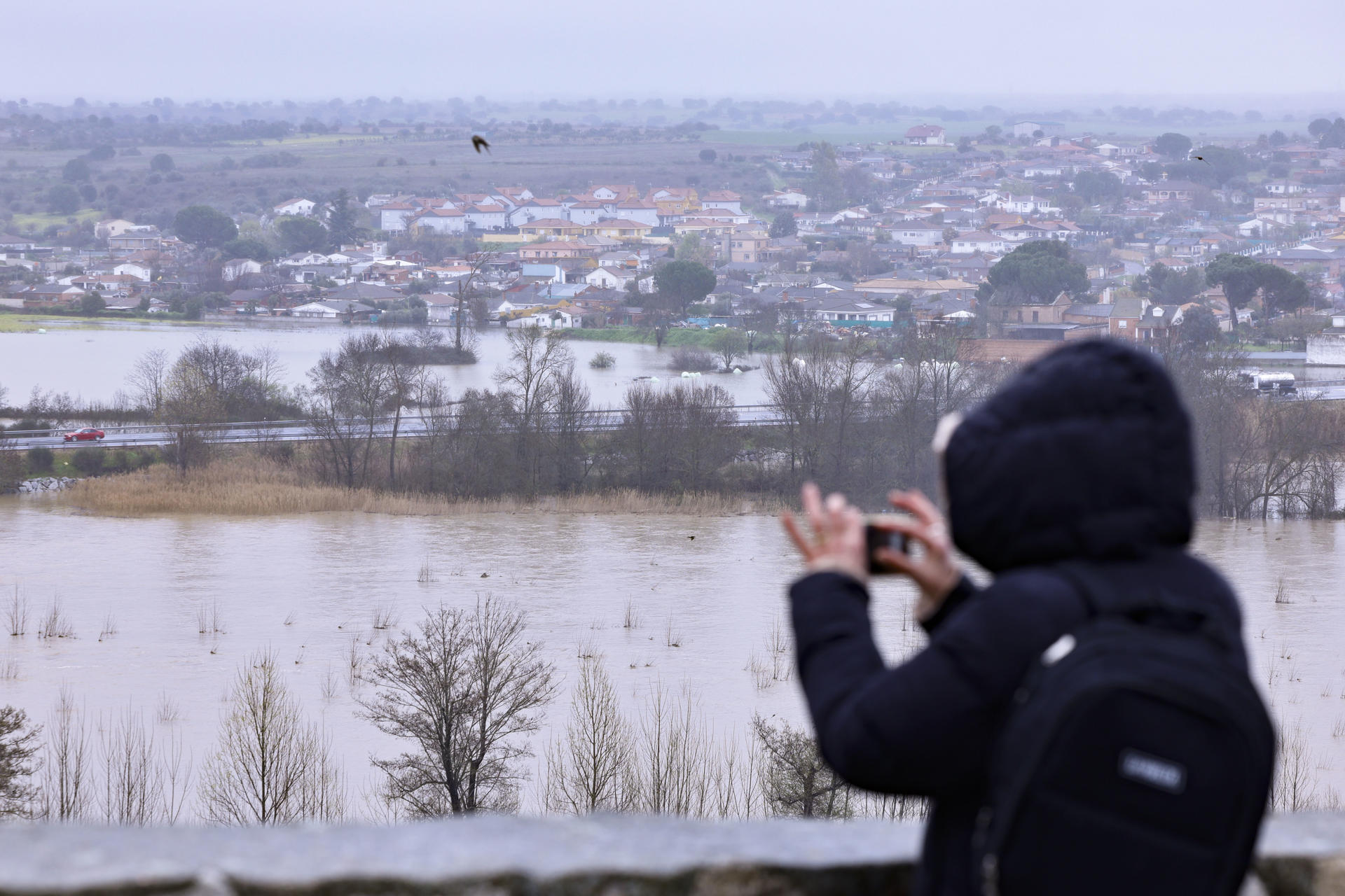 El temporal de lluvias ha provocado crecidas de ríos como el Alberche. EFE/Manu Reino
