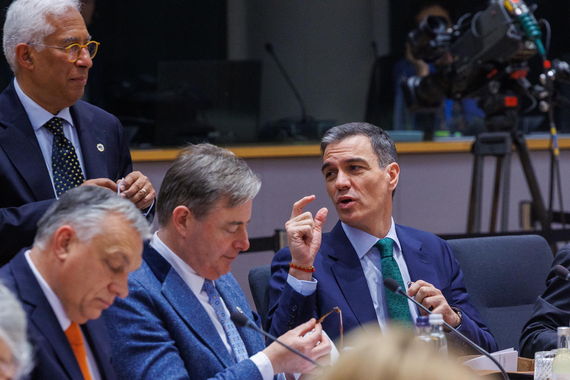 El primer ministro húngaro Viktor Orban, el primer ministro belga Bart De Wever, el presidente del Consejo de la UE Antonio Costa y el primer ministro español Pedro Sánchez, durante la reunión del Consejo Europeo en Bruselas, Bélgica, este jueves. Los líderes de la UE convocan una cumbre especial para discutir el apoyo continuo a Ucrania y mejorar la defensa europea. EFE/ Olivier Matthys