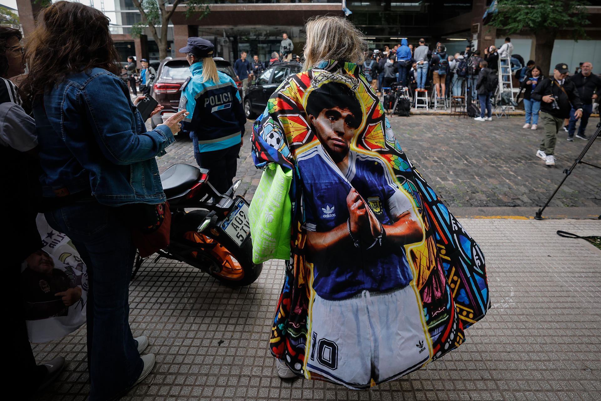 Simpatizantes de Diego Armando Maradona esperan frente a los tribunales de San Isidro en Buenos Aires, (Aregentina). Foto de archivo. EFE/ Juan Ignacio Roncoroni