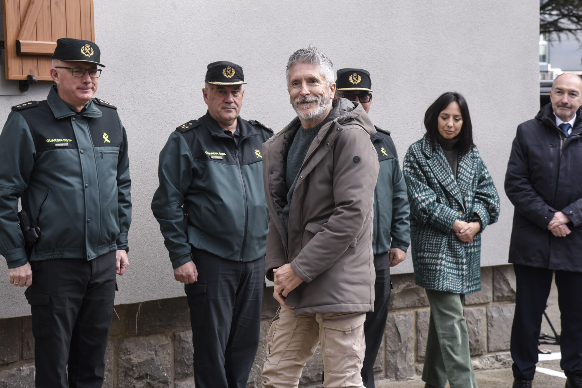 El ministro del Interior, Fernando Grande-Marlaska, acompañado de la directora general de la Guardia Civil, Mercedes González, durante su visita este jueves a las obras de mejora de la eficiencia energética que se están realizando en el cuartel de la Benemérita en Jaca (Huesca). EFE/ Javier Blasco