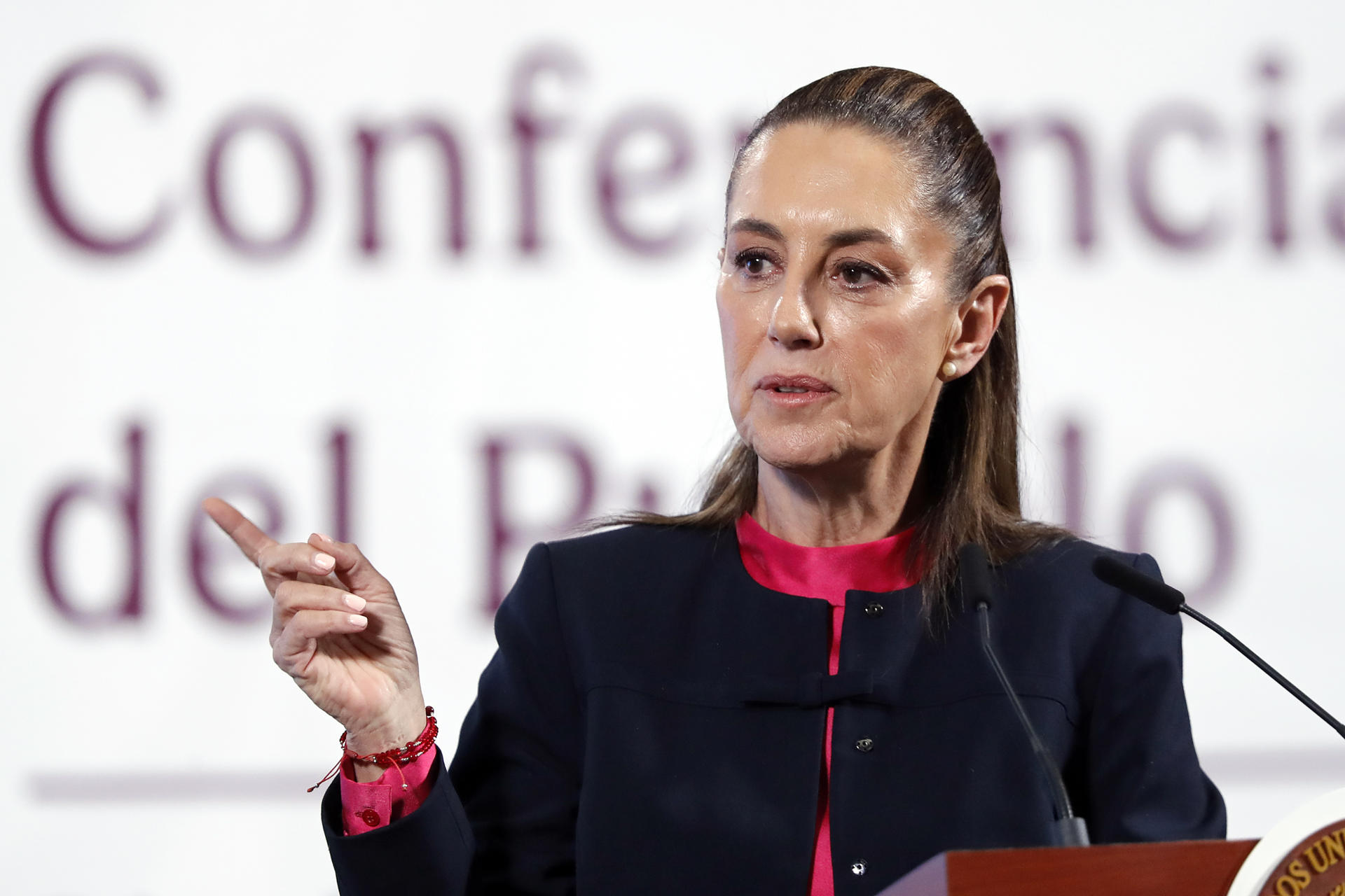 La presidenta de México, Claudia Sheinbaum, participa este lunes en una rueda de prensa matutina en Palacio Nacional de la Ciudad de México (México). EFE/ Mario Guzmán
