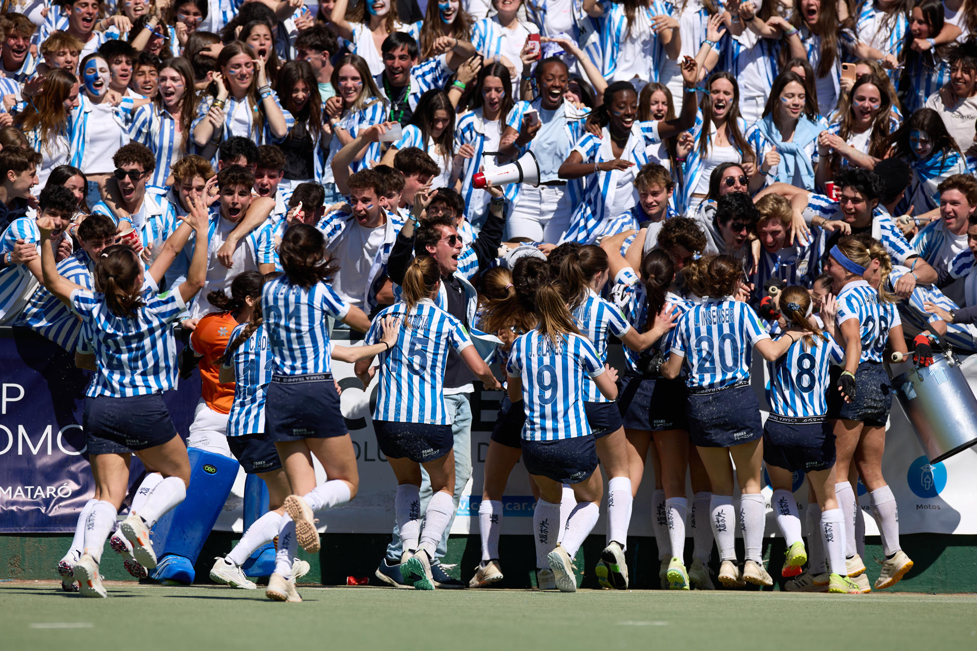 El Club Egara celebra el títitulo de la Copa de la Reina de hockey hierba en las instalaciones del Club Egara de Terrassa (Barcelona).. EFE/FOTO CEDIDA FEDERACIÓN DE HOCKEY