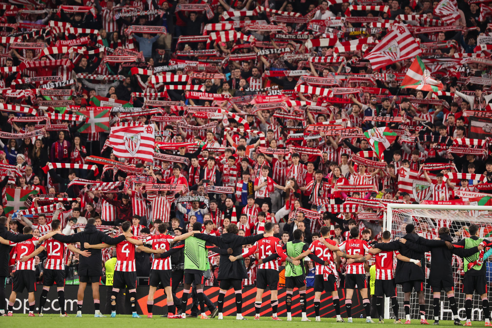 Los jugadores del Athletic celebran el triunfo con la afición al término del partido de vuelta de los octavos de final de la Liga Europa contra el Roma. EFE/Luis Tejido