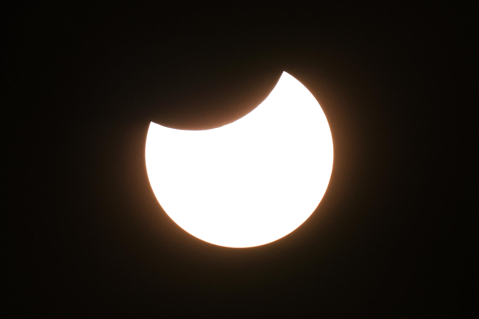 El eclipse parcial de sol es visto este sábado desde el Observatorio del Teide, perteneciente al Instituto de Astrofísica de Canarias (IAC), en Tenerife. Este sábado se ha podido observar un eclipse parcial de Sol visible en todo el territorio español y que dará comienzo a una serie histórica de eclipses que también se podrán ver desde España. Hacía un siglo que no pasaba algo así, y no se repetirá hasta 2101. EFE/ Alberto Valdés