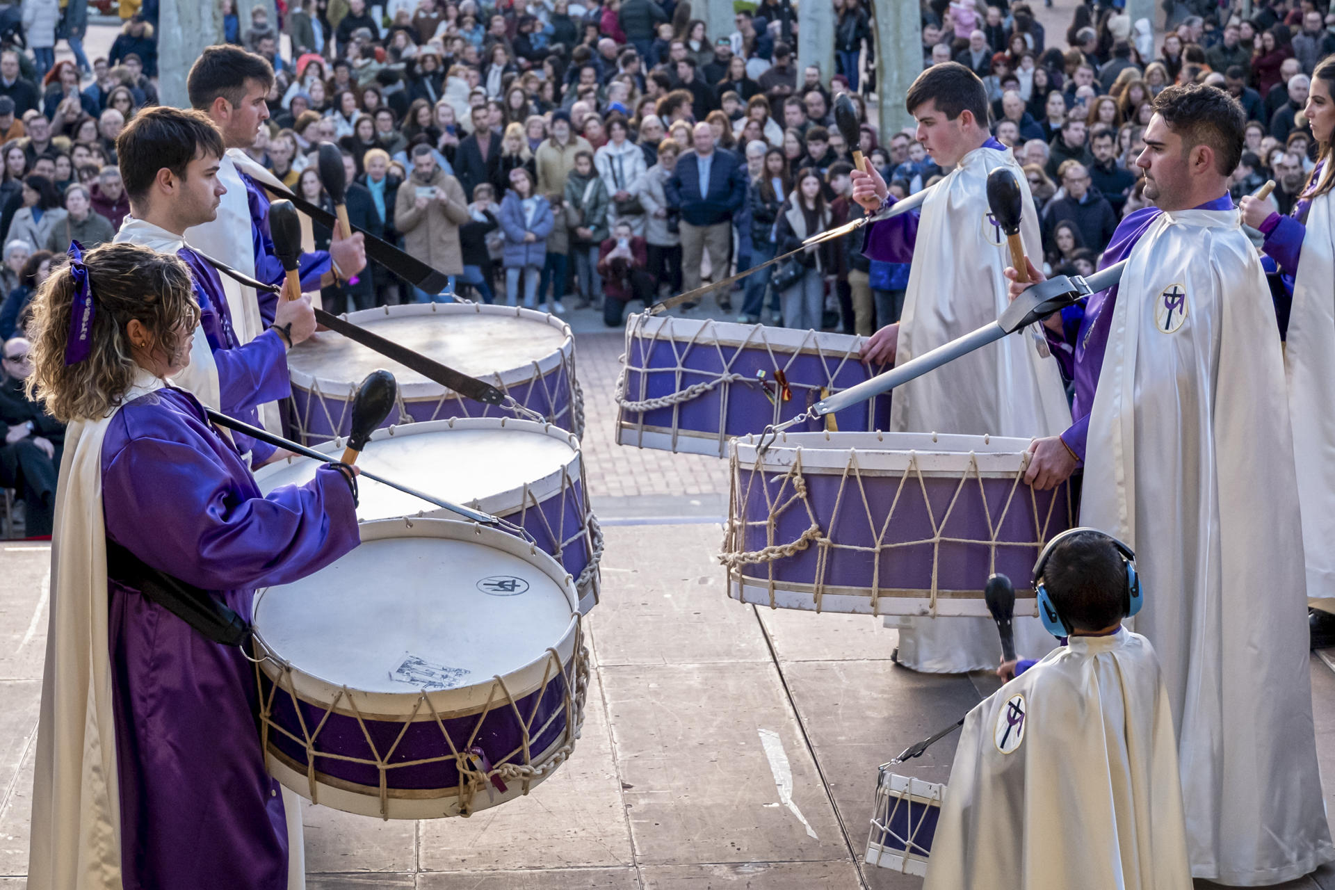 Las bandas procedentes de Logroño, León y Murchante (Navarra) han desfilado este sábado por el centro de la capital riojana para "calentar motores" de cara a la Semana Santa de 2025. Estas formaciones musicales han participado en la decimocuarta edición del Certamen Nacional de Bandas 'Ciudad de Logroño', organizado por la Cofradía de la Flagelación. EFE/Fernando Díaz
