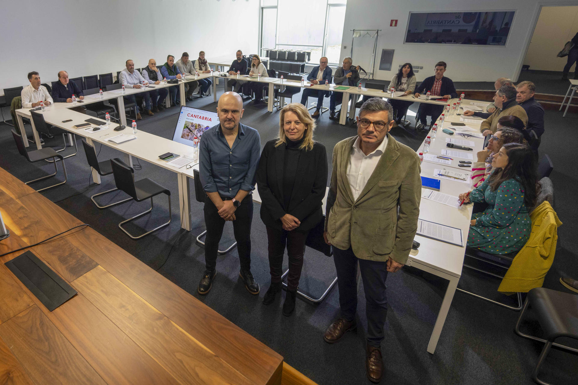 La consejera de Desarrollo Rural, Ganadería, Pesca y Alimentación, María Jesús Susinos (c) durante la reunión de la mesa del lobo, este viernes en Santander. EFE/Pedro Puente Hoyos