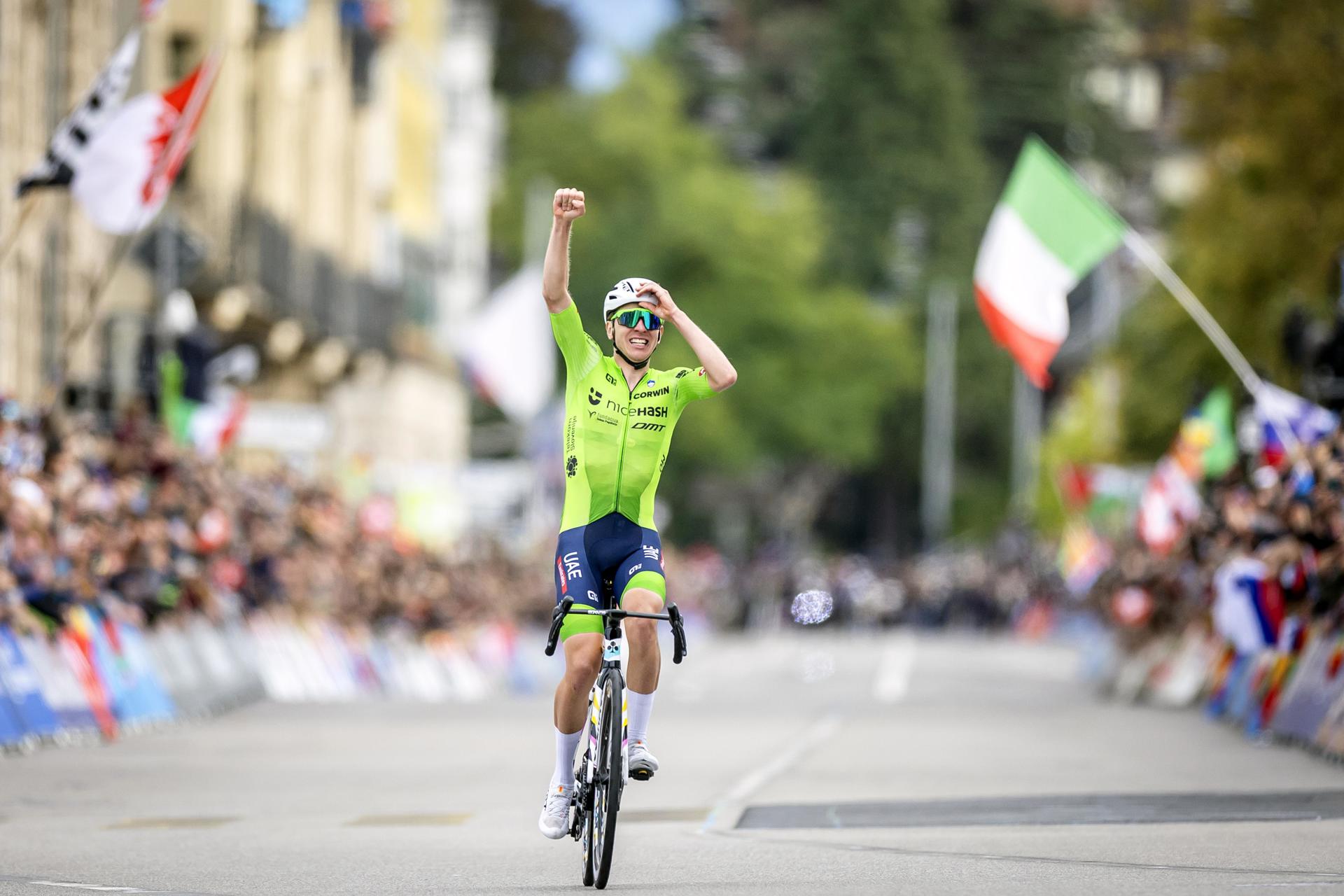 El esloveno Tadej Pogacar entrando en solitario en la línea de meta del Mundial de ciclismo en ruta disputado en Zúrich. EFE/EPA/MICHAEL BUHOLZER