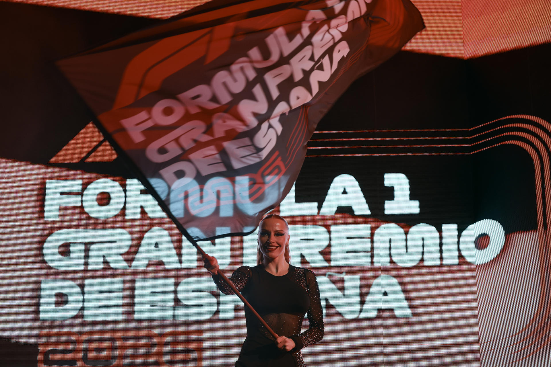 Una azafata ondea la bandera de la Fórmula Uno en una foto de archivo de Rodrigo Jiménez. EFE