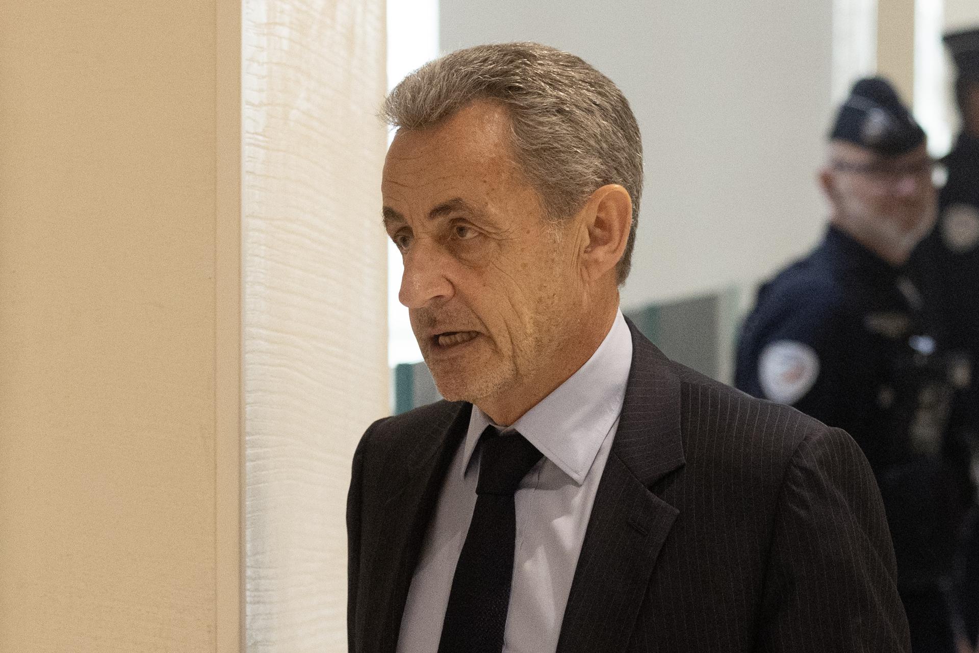 El ex presidente francés Nicolas Sarkozy llega al tribunal en París, Francia, el 25 de marzo de 2025. Sarkozy y otras doce personas, incluidos tres exministros, están siendo juzgados por conspiración criminal para recibir fondos para la campaña presidencial de 2007 del régimen del fallecido líder libio Muammar Gaddafi. Nicolas Sarkozy ya ha sido condenado en dos ocasiones, en dos casos separados, desde que dejó el cargo en 2012. El juicio durará hasta el 10 de abril. Francia EFE/EPA/YOAN VALAT