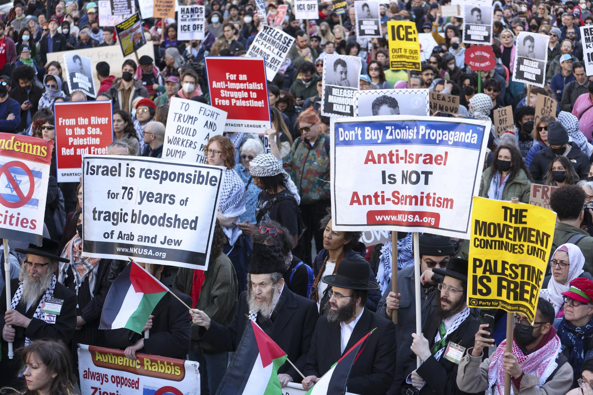 La gente se reúne en Foley Square, cerca de una oficina de Inmigración y Control de Aduanas de Estados Unidos, para protestar por el reciente arresto del graduado de la Universidad de Columbia y activista palestino Mahmoud Khalil en Nueva York, Nueva York, Estados Unidos, el 10 de marzo de 2025. EFE/EPA/Sarah Yenesel