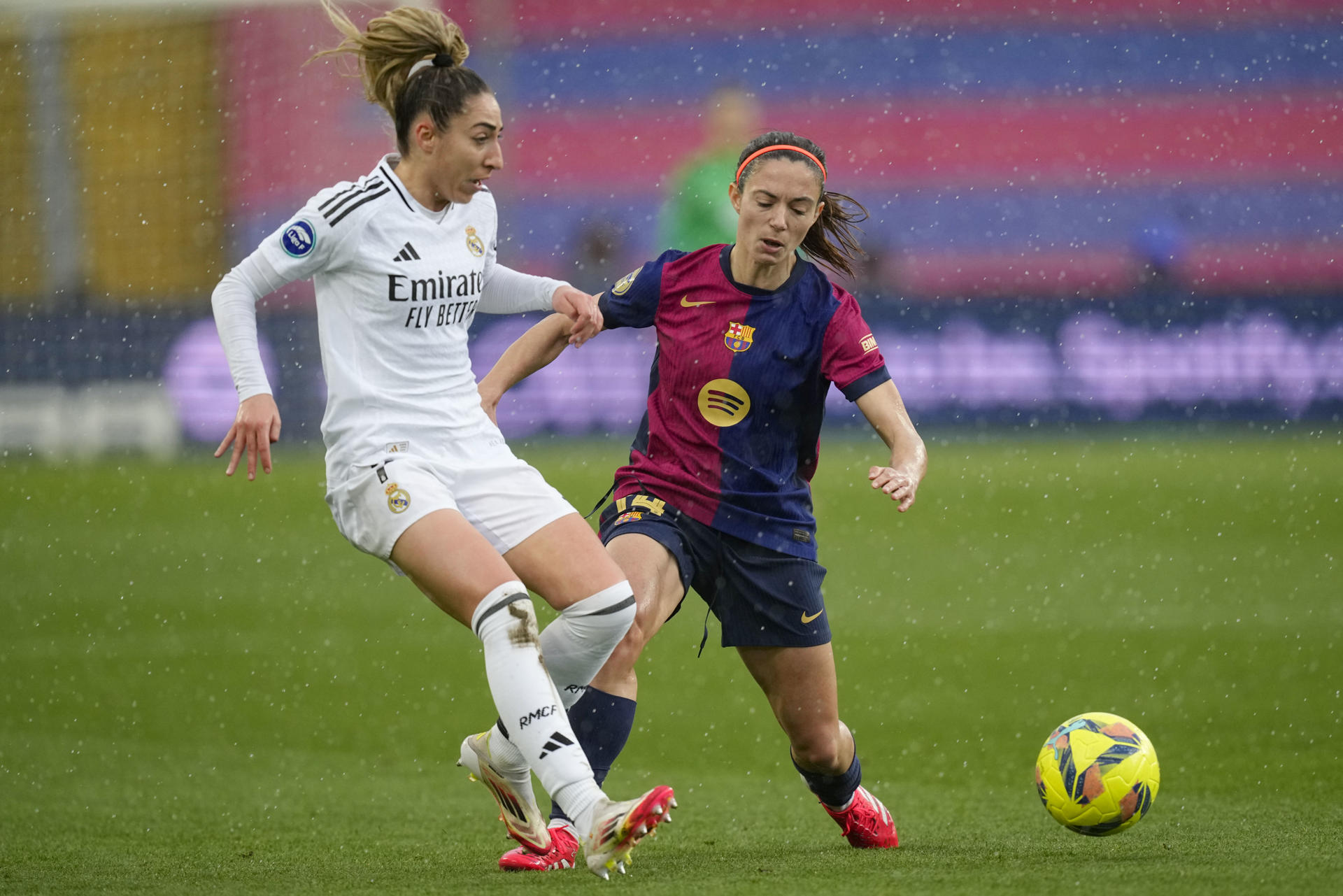 La centrocampista del FC Barcelona Aitana Bonmatí, dcha, disputa el balón ante Olga Carmona, del Real Madrid, durante el partido de Liga Femenina disputado este domingo en el Estadi Olímpic Lluís Companys. EFE/Enric Fontcuberta