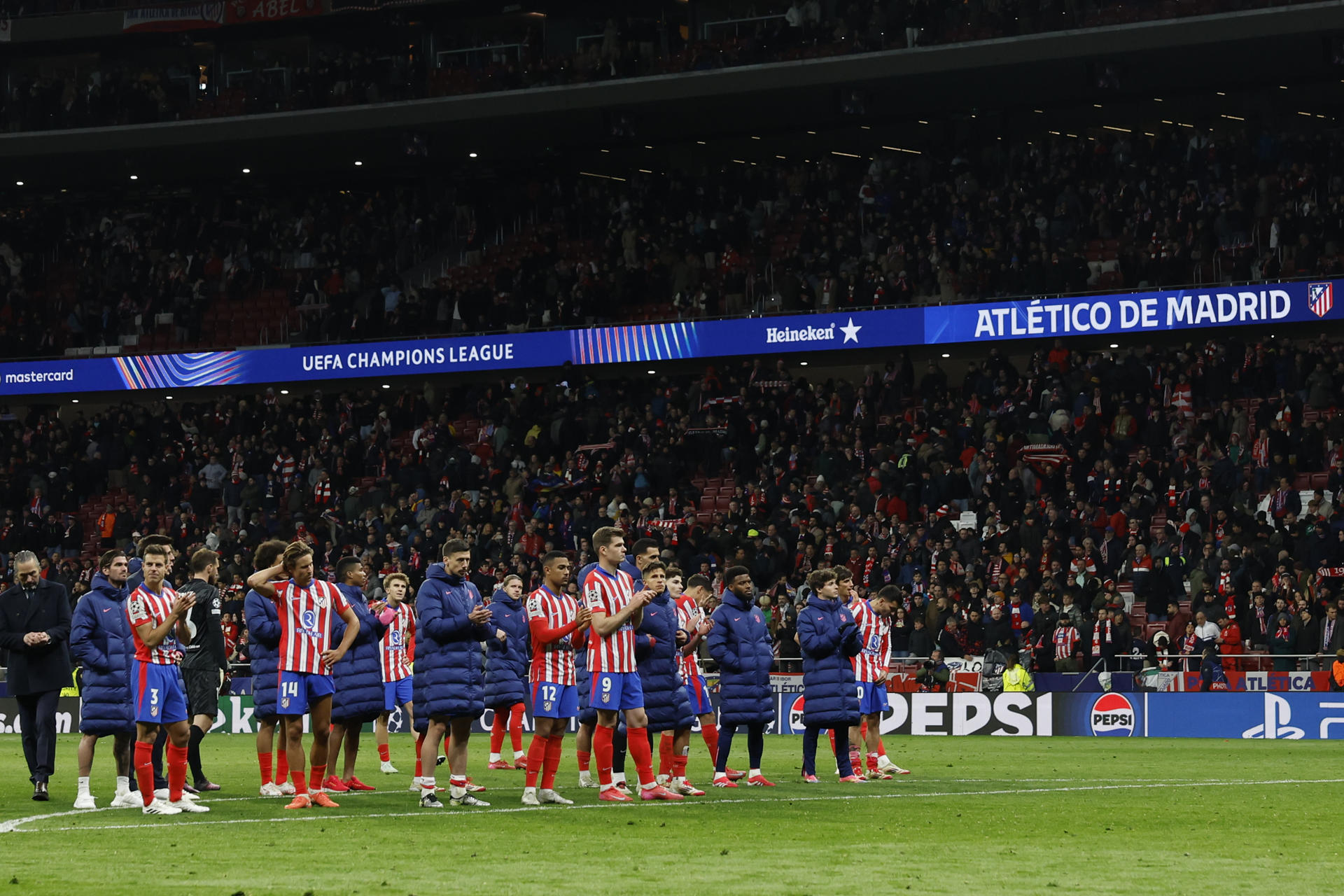 Los jugadores del Atlético al término del partido de vuelta de los octavos de final de la Liga de Campeones que Atlético de Madrid y Real Madrid han disputado en el estadio Metropolitano. EFE/Juanjo Guillén