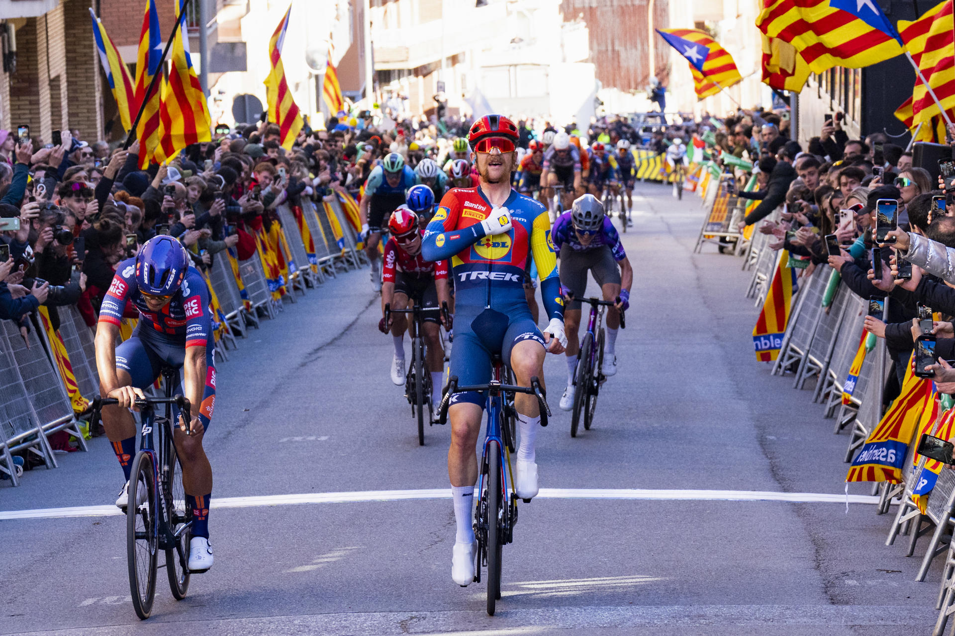 El estadounidense Quinn Simmons (LIDL Trek), entra vencedor de la sexta etapa de La Volta Ciclista a Catalunya, con un recorrido de 146 kilómetros con inicio y final en la localidad de Berga en Berga (Barcelona)- EFE/Siu Wu